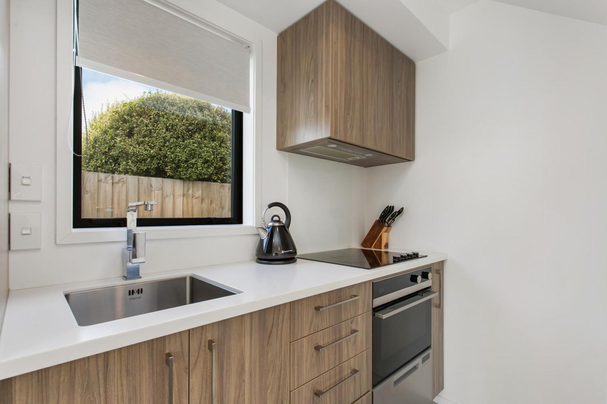 Charming Sunny Warm 10 Mins Cbd Book Now