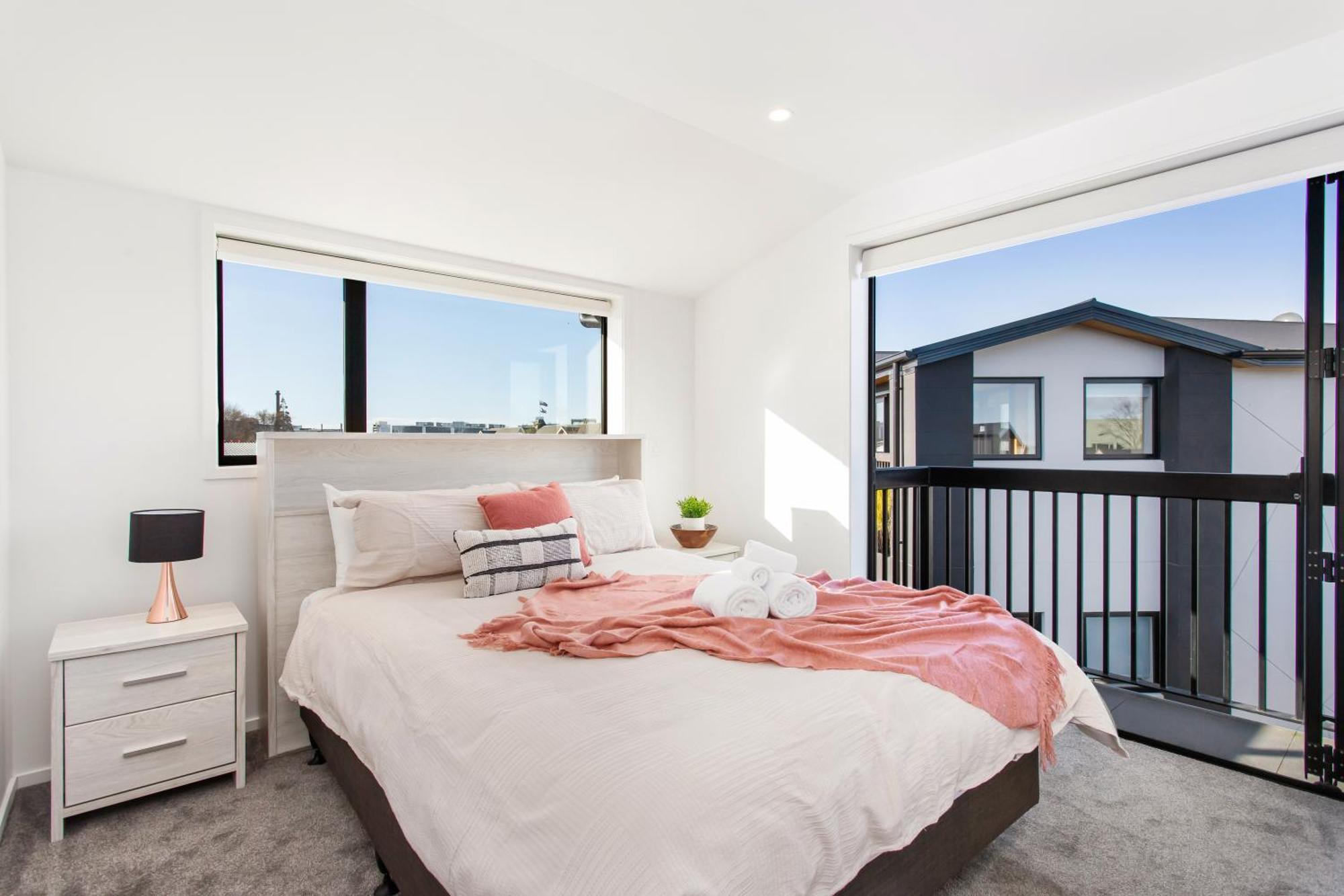 Penthouse Scenic Views-spacious 2br