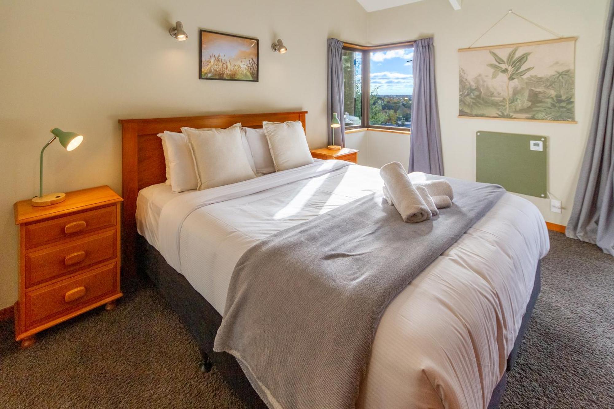 Sherwood 4-bedroom With Spectacular Views Christchurch