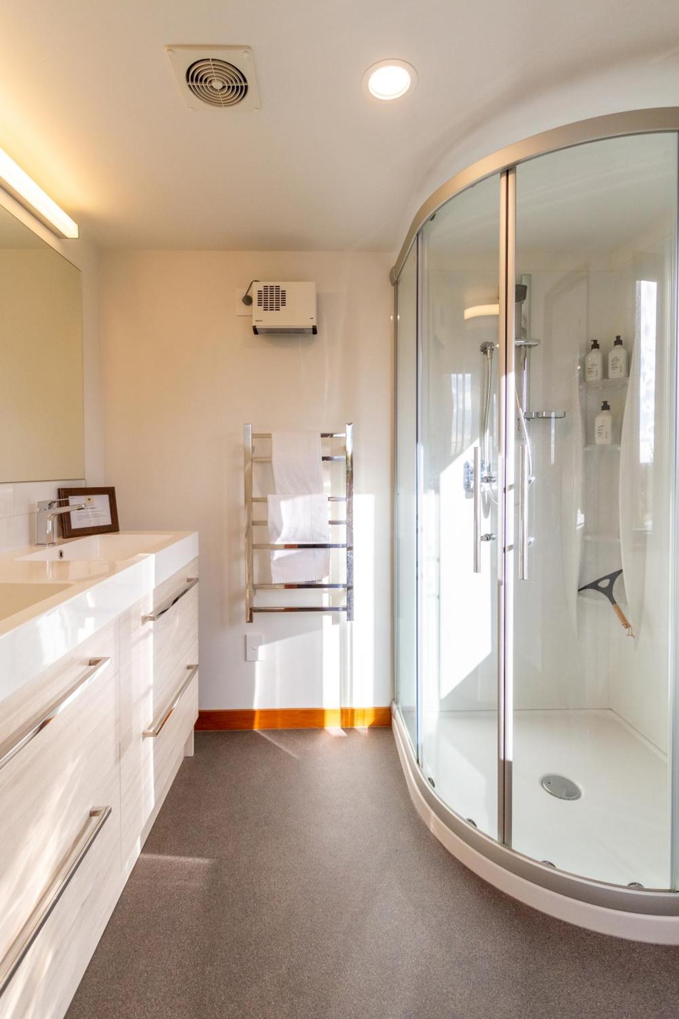 Sherwood 4-bedroom With Spectacular Views Christchurch