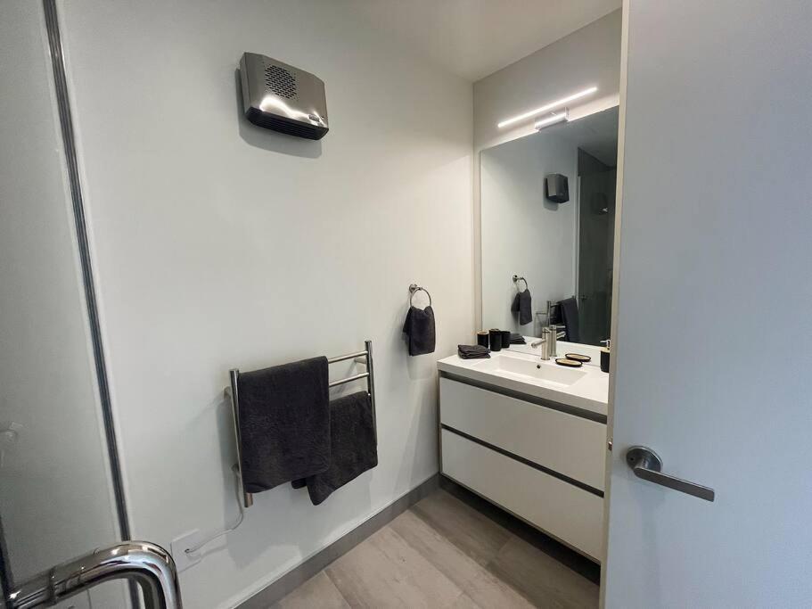Modern Living Apartment *