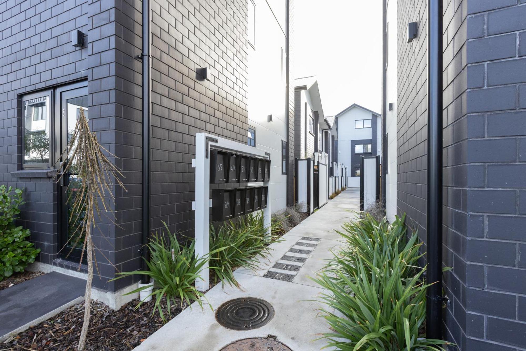 Entertaining Townhouse By Little High Eatery *