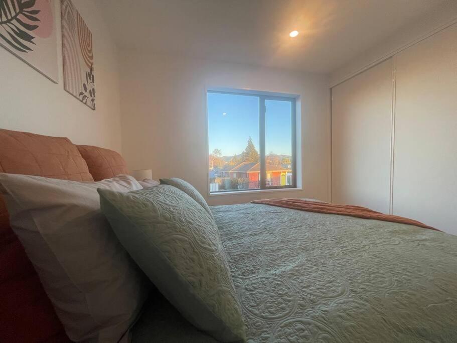 New And Serene Two Bedroom Townhouse Close To Cbd