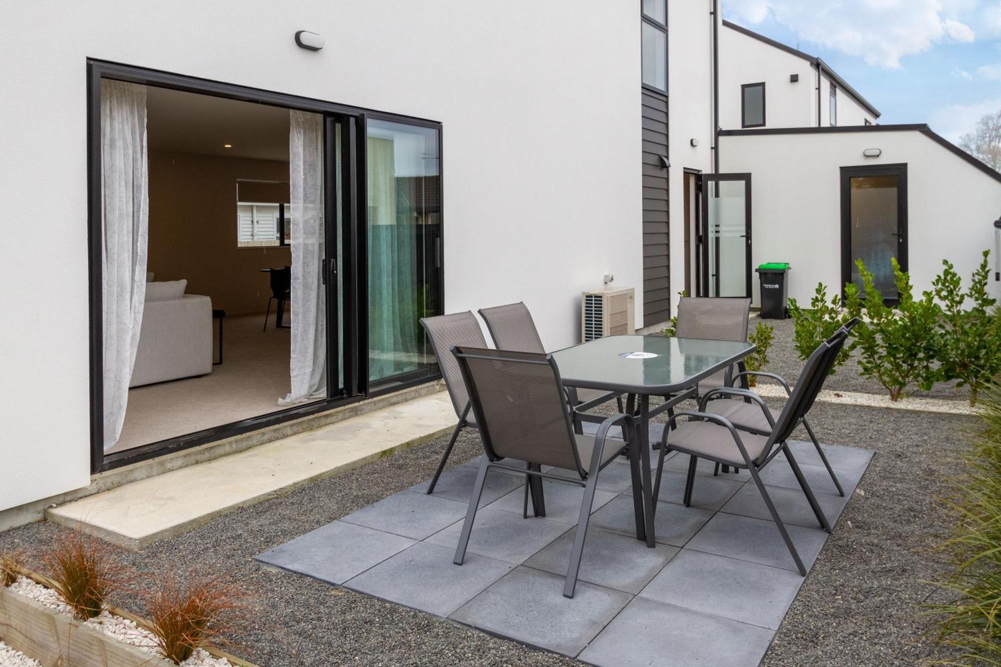 Church Corner, Parking And Large Living Area * Christchurch