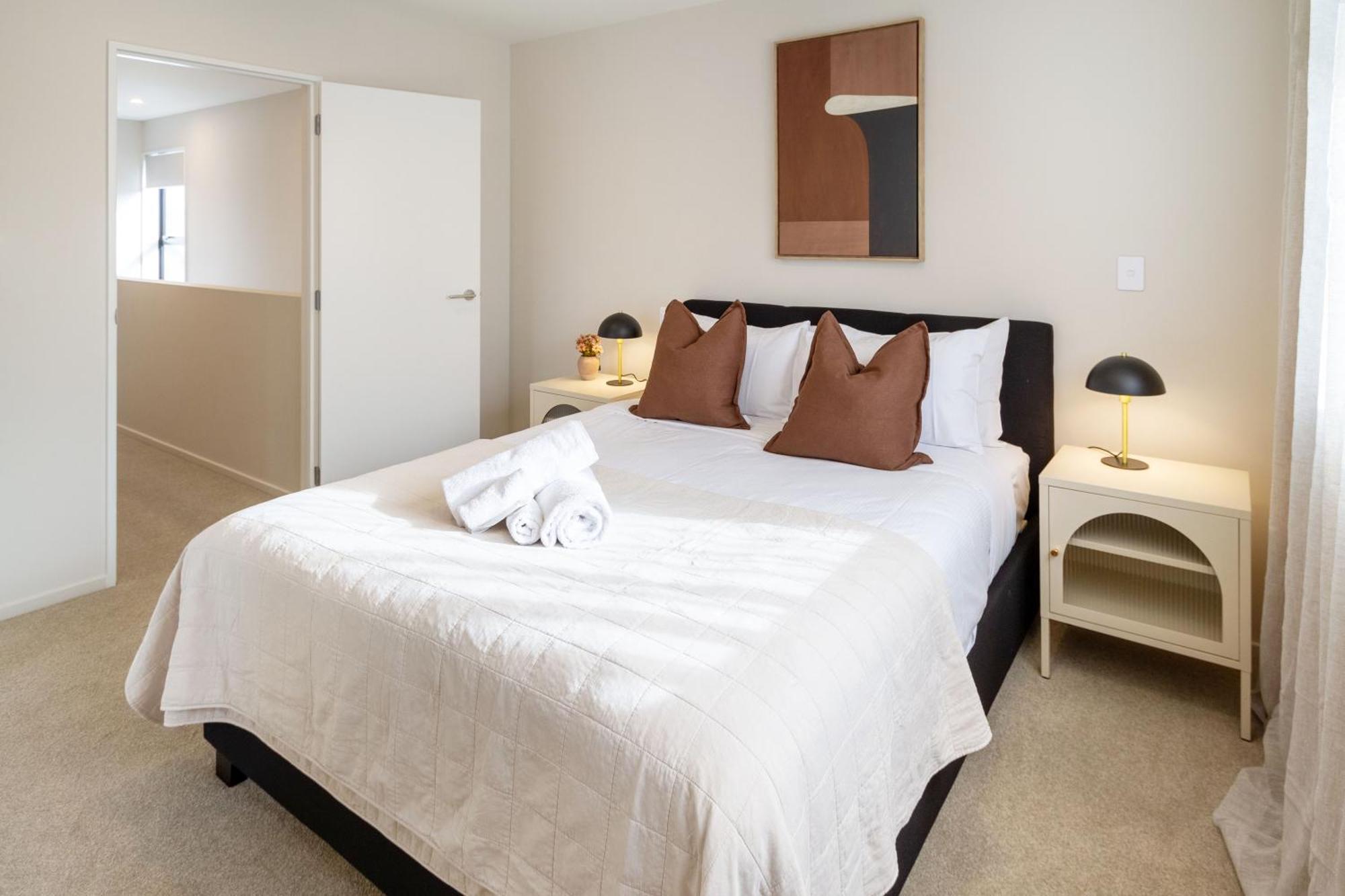 Church Corner, Parking And Large Living Area Apartment *