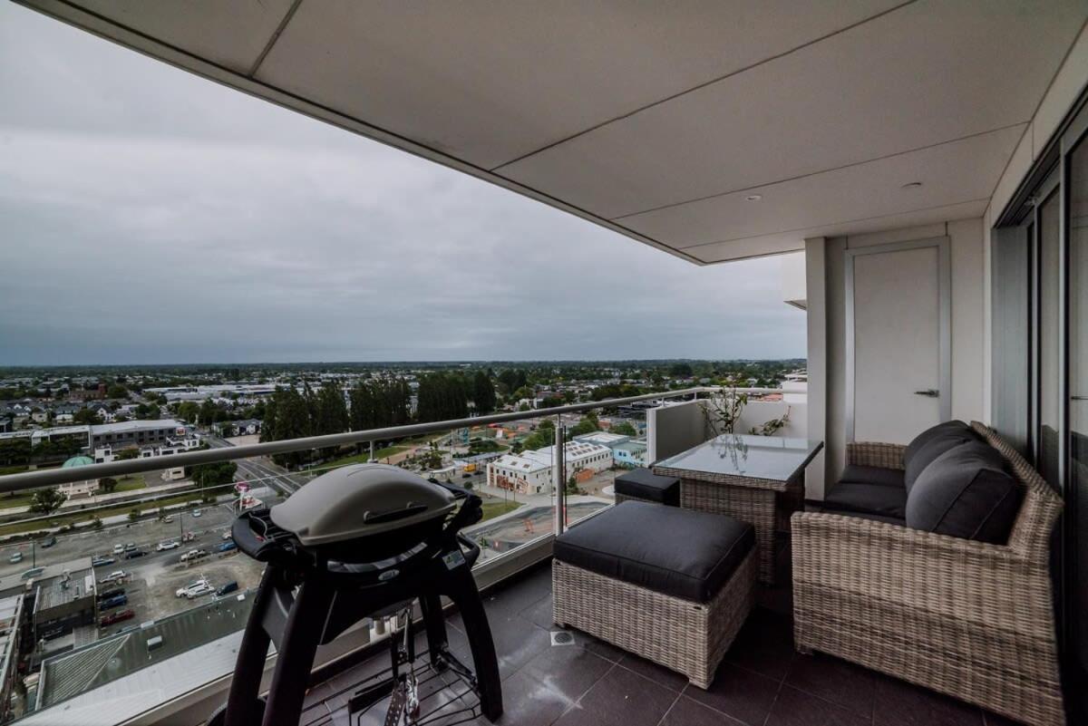 Sleep Amongst The Clouds - Panoramic Views Holiday home Christchurch