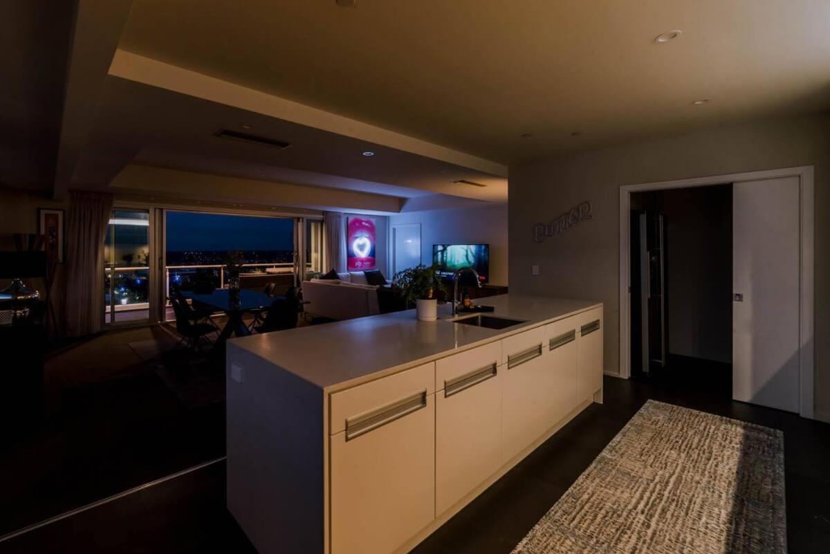 Sleep Amongst The Clouds - Panoramic Views Holiday home Christchurch