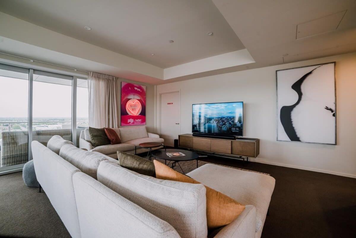 Sleep Amongst The Clouds - Panoramic Views Holiday home Christchurch