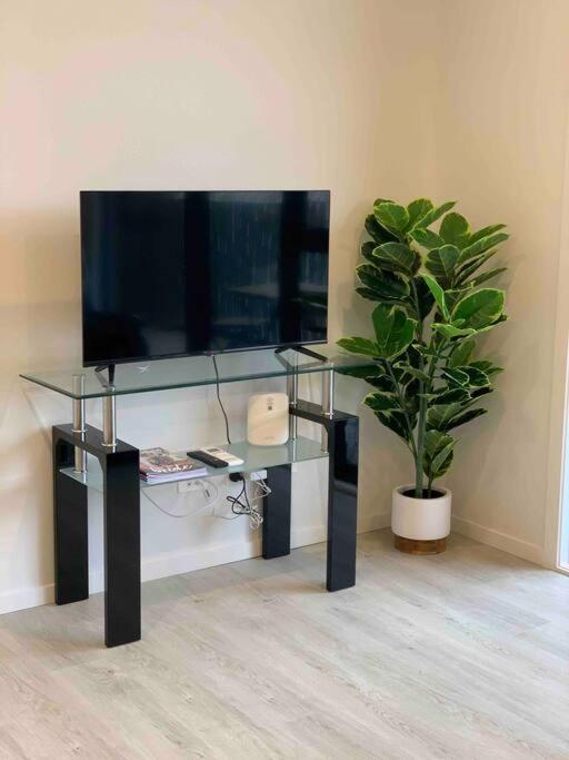 Apartment 2 Bedrooms Apprtmt Underground Parking In Cbd