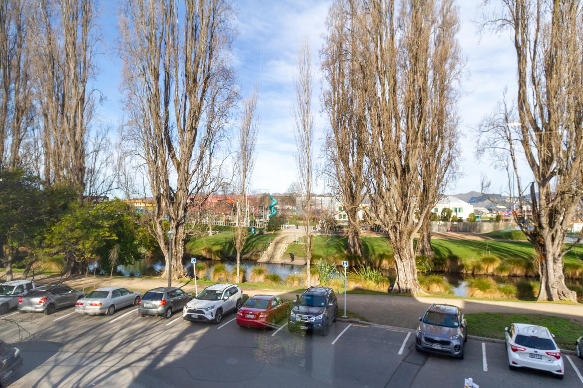 Warm With 2 Free Carparks * Christchurch