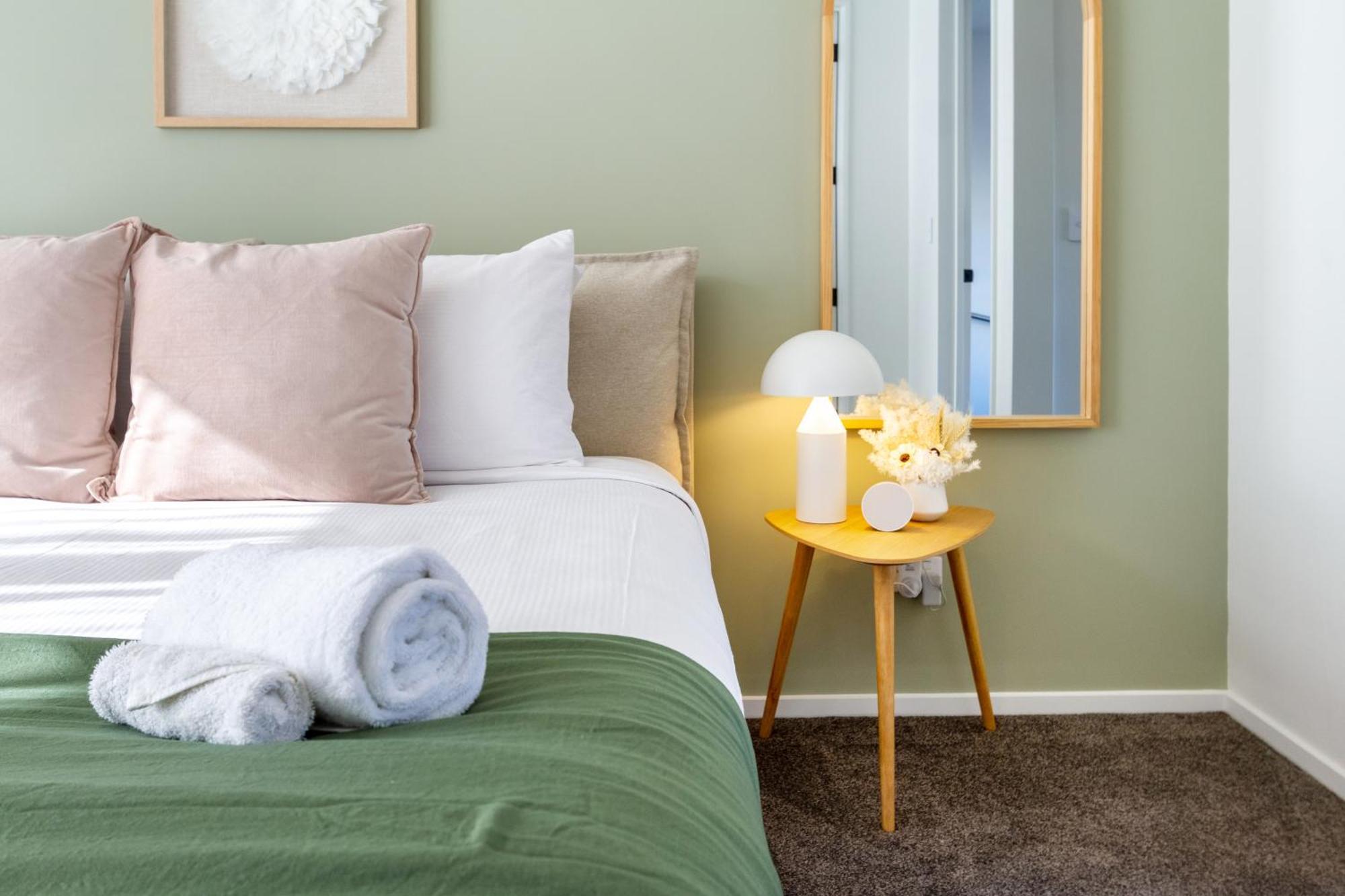 Relax In Designer Luxury At Townhouse Apartment Christchurch
