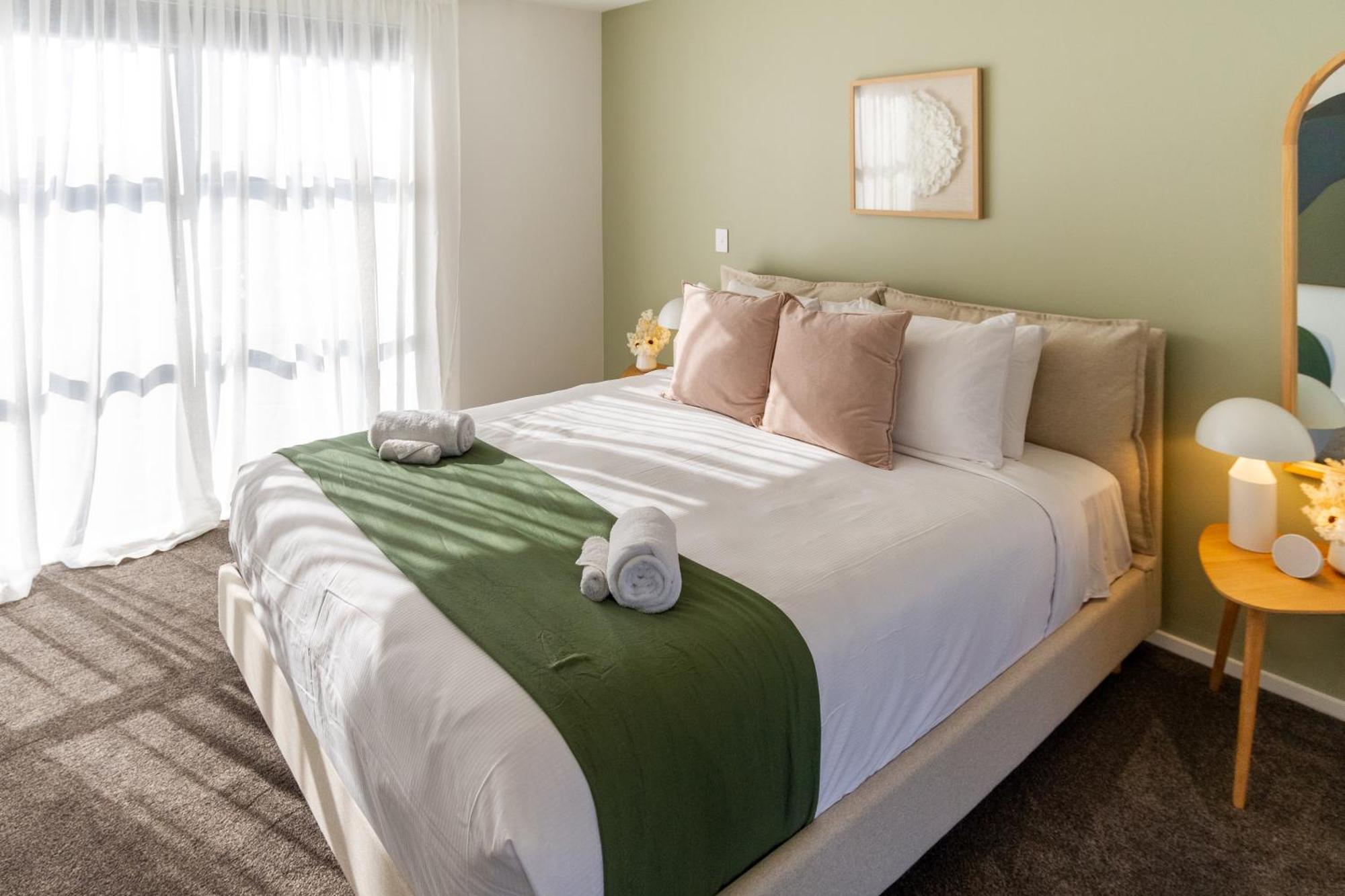 Relax In Designer Luxury At Townhouse Apartment *