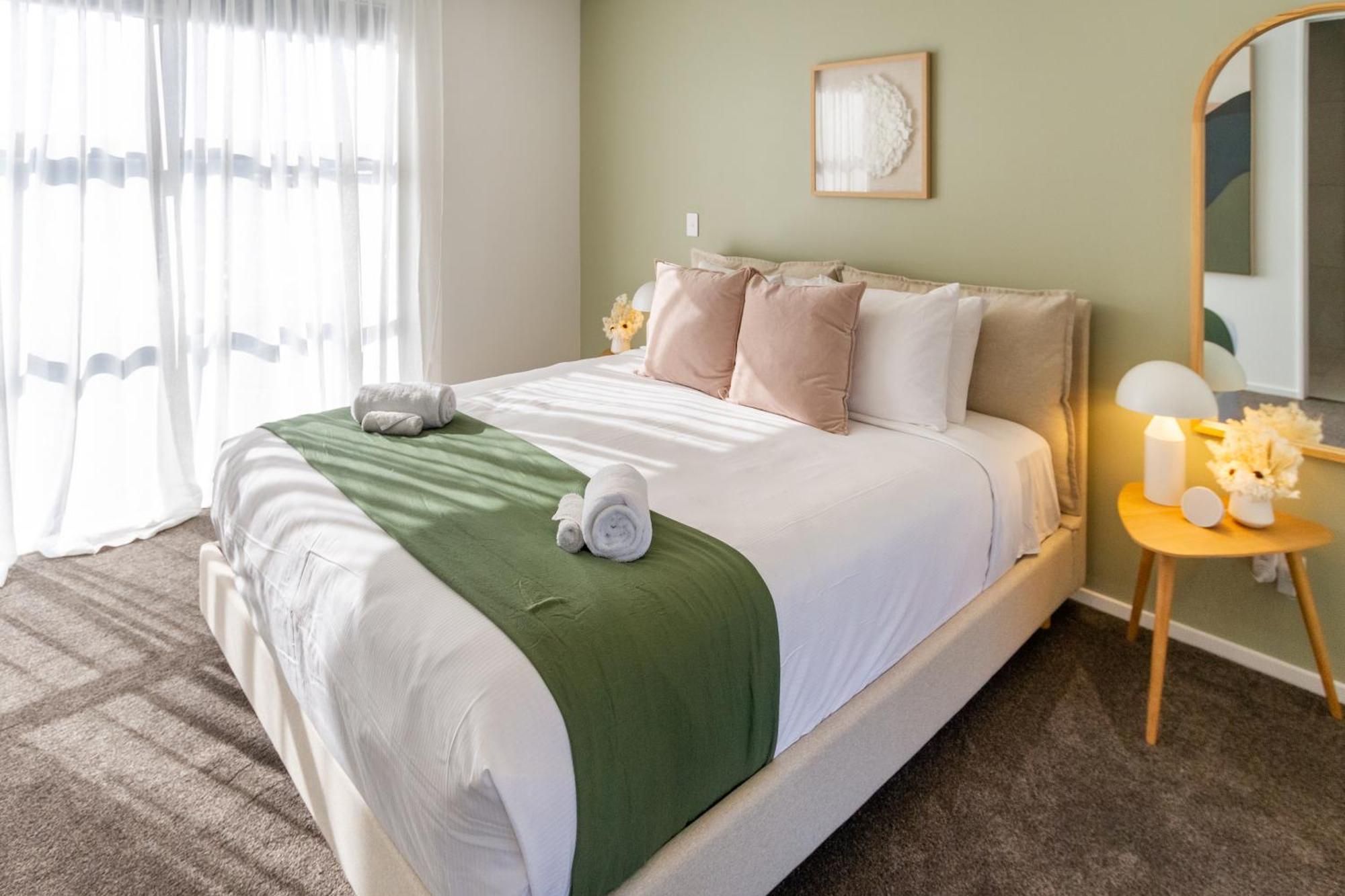 Relax In Designer Luxury At Townhouse Apartment Christchurch