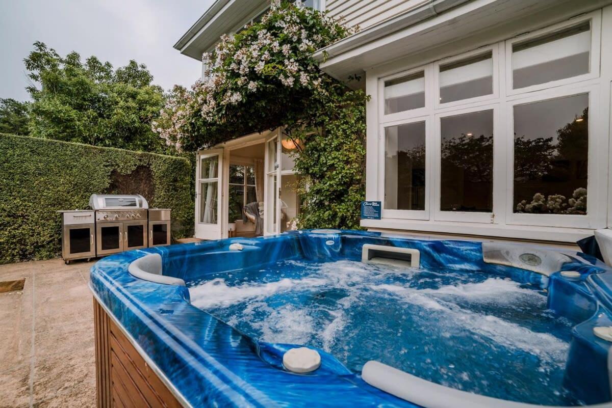 Grand Old Mansion - Sleeps 12 Villa