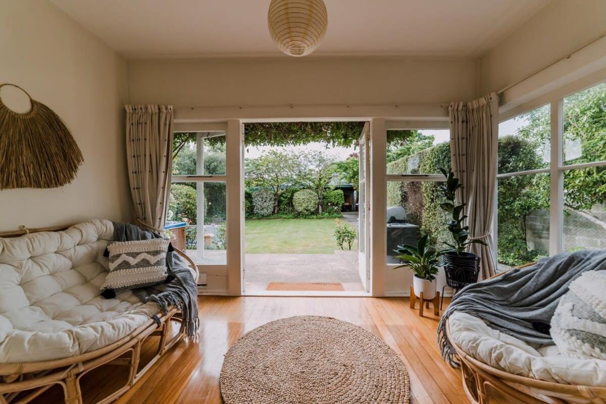 Villa Grand Old Mansion - Sleeps 12 Christchurch