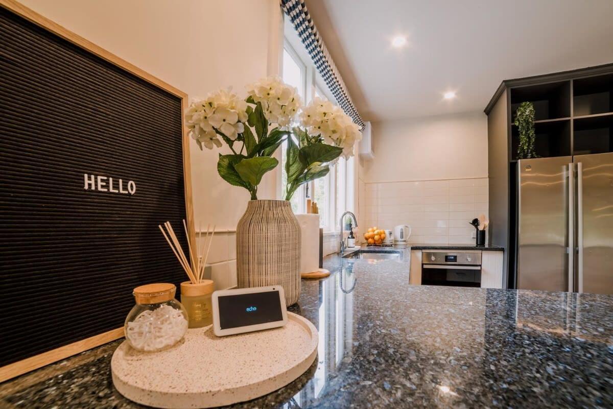 Villa Grand Old Mansion - Sleeps 12 Christchurch