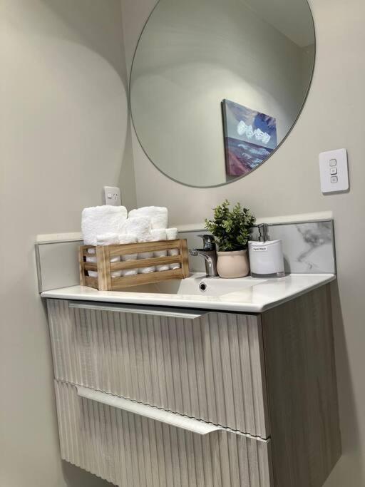 Apartment 2-bedroom Ensuite, Close To City, Comfortable, Accessible With Own Parking Christchurch