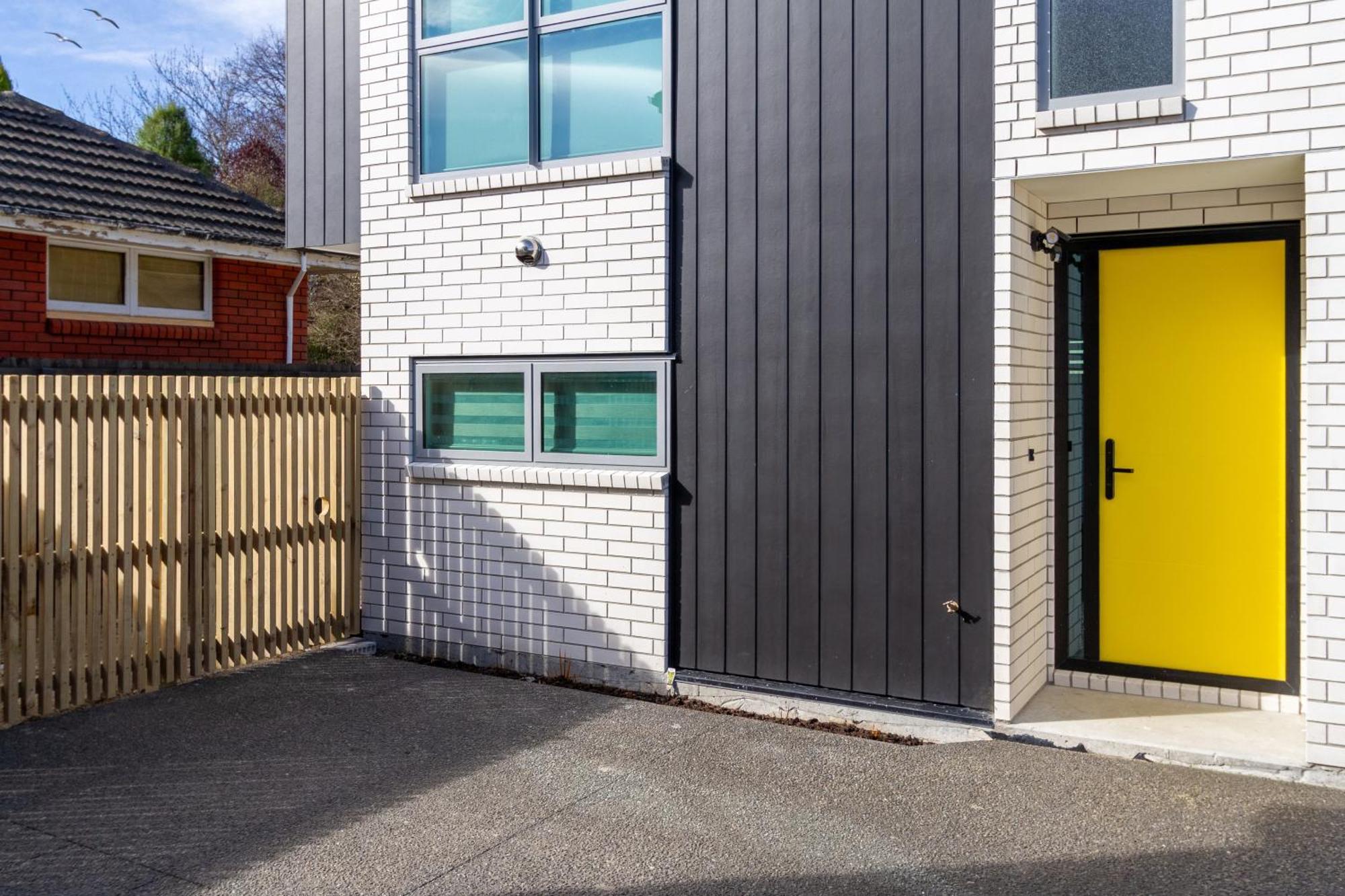 Urban Comfort And Parking Near Avebury Park Apartment
