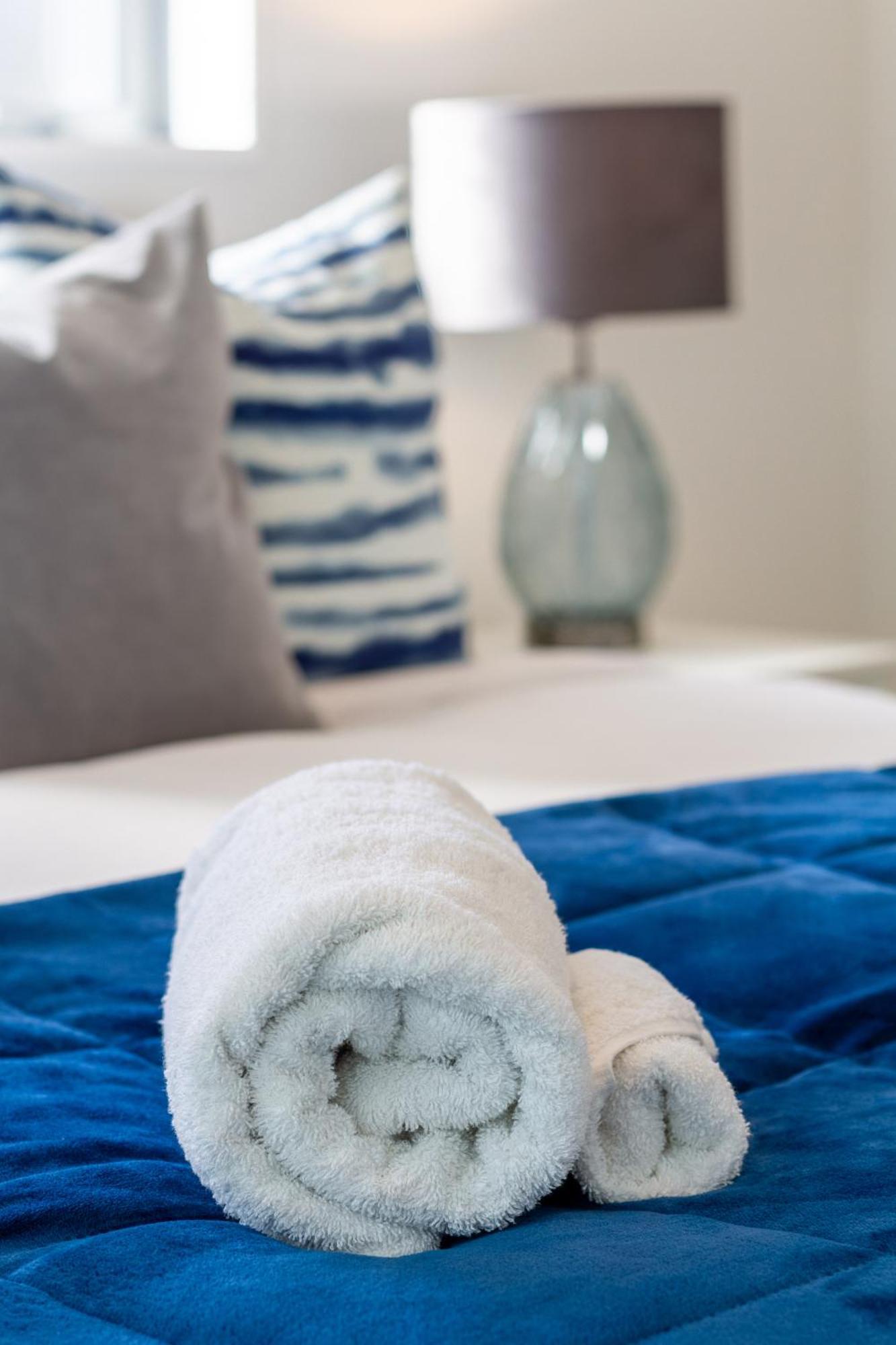 Urban Comfort And Parking Near Avebury Park Apartment *