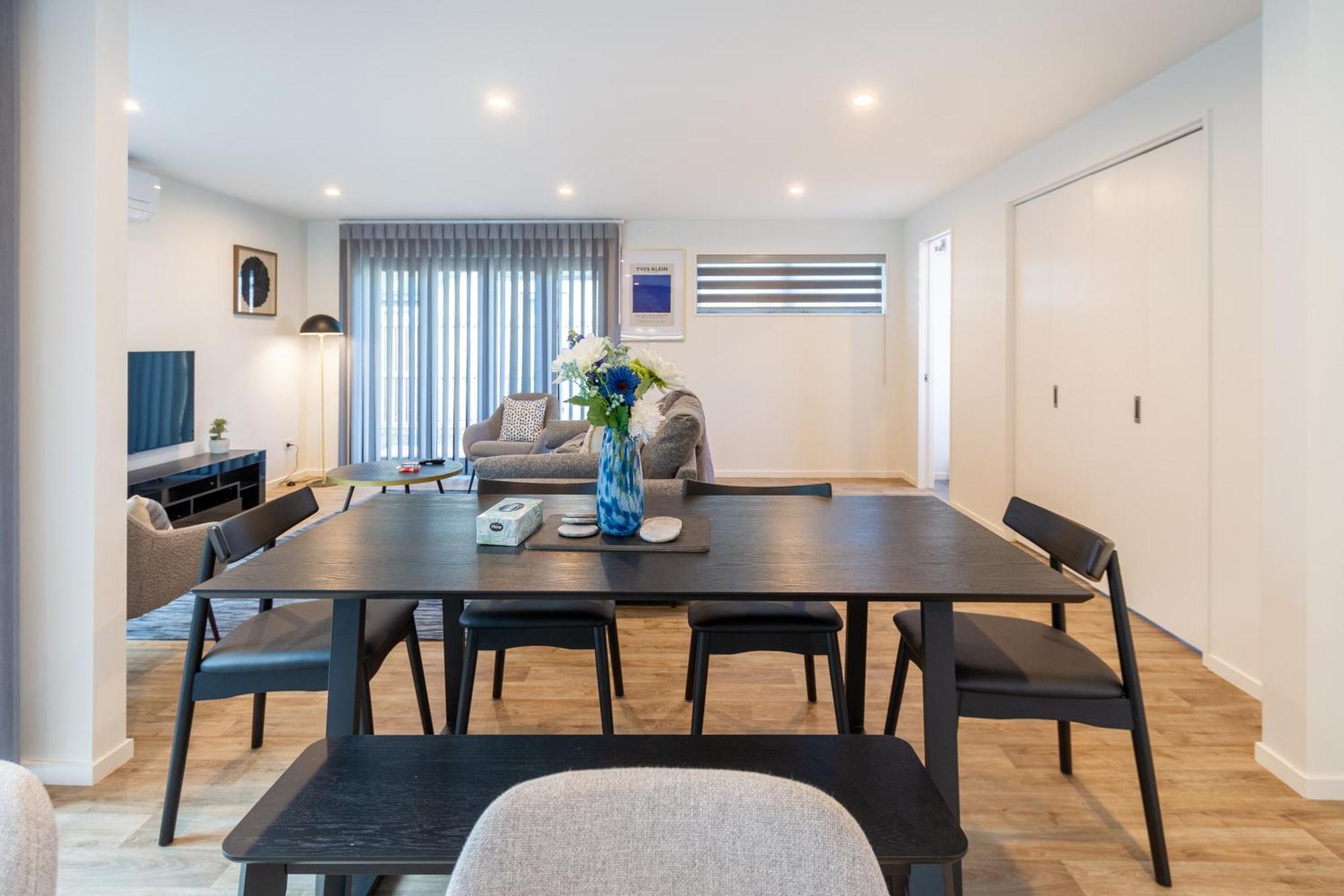 Urban Comfort And Parking Near Avebury Park Apartment *