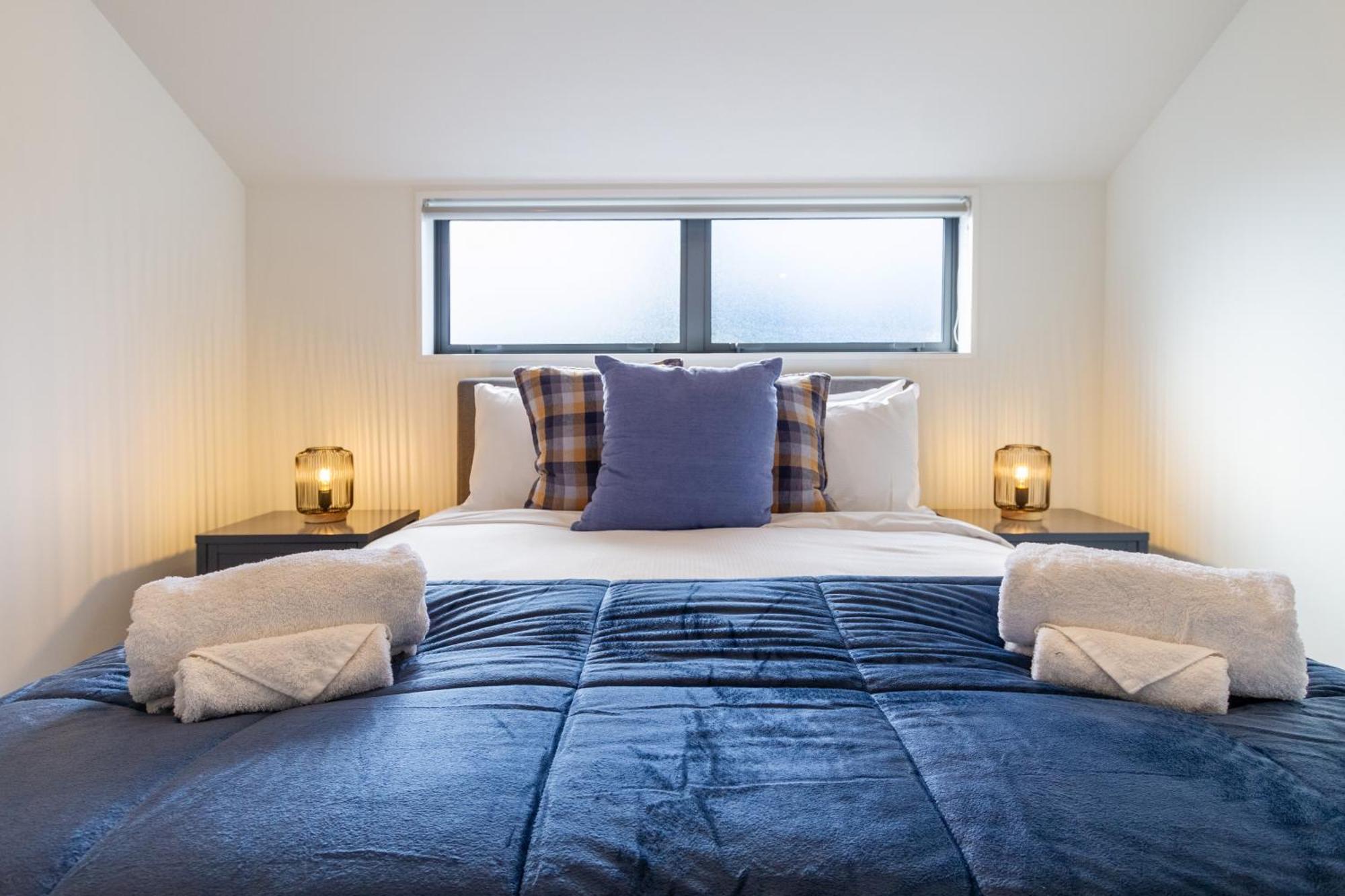 Urban Comfort And Parking Near Avebury Park Apartment
