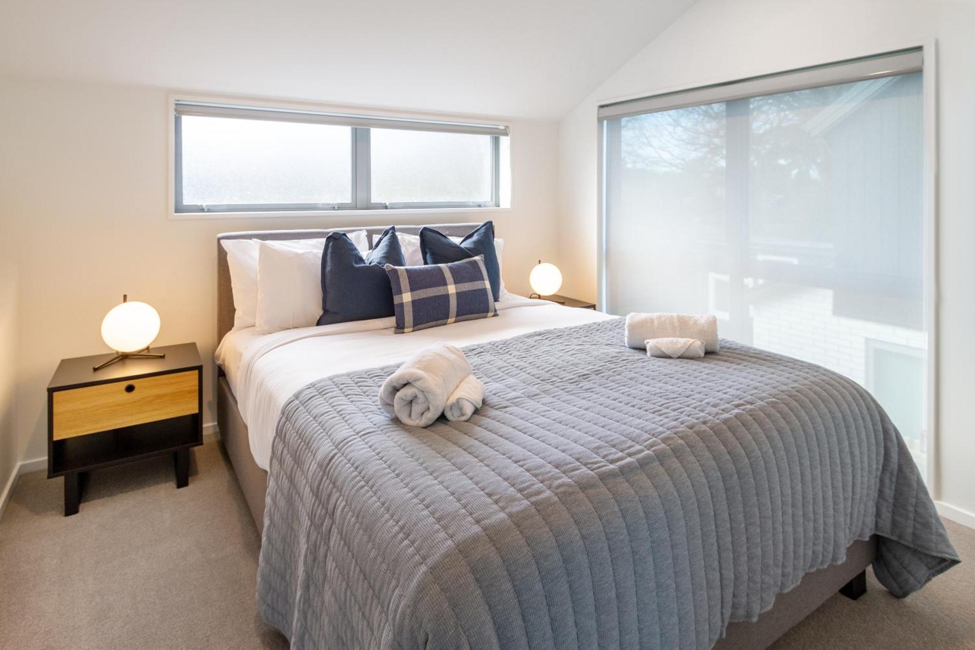 Urban Comfort And Parking Near Avebury Park Apartment