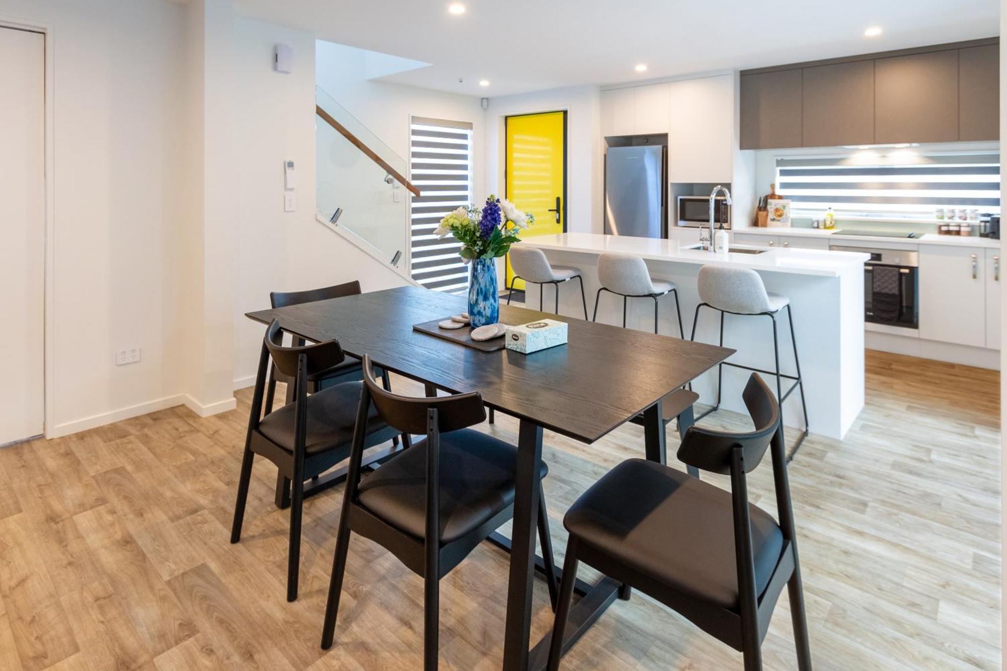 Urban Comfort And Parking Near Avebury Park Apartment *