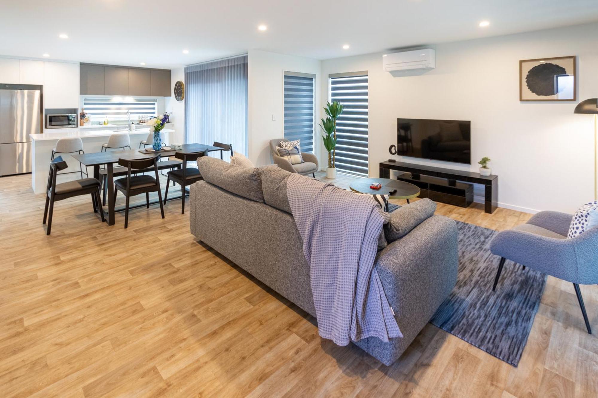 Urban Comfort And Parking Near Avebury Park Apartment