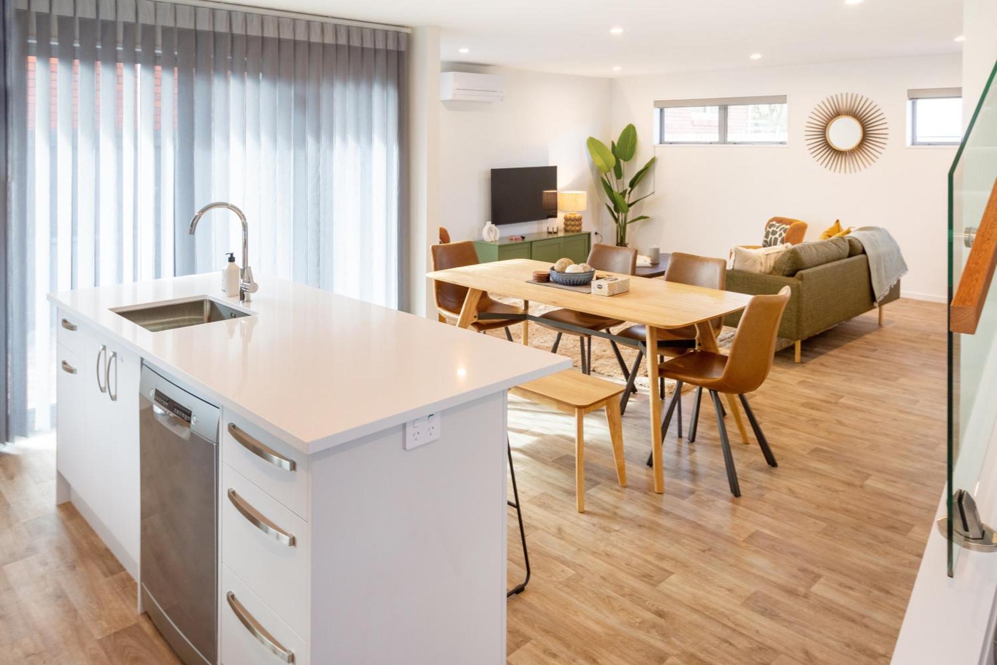 Spacious Near Avon River With Carpark Apartment