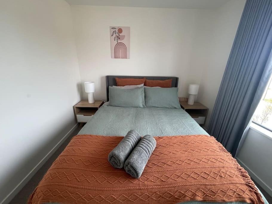 New And Serene Two Bedroom Townhouse Close To Cbd *