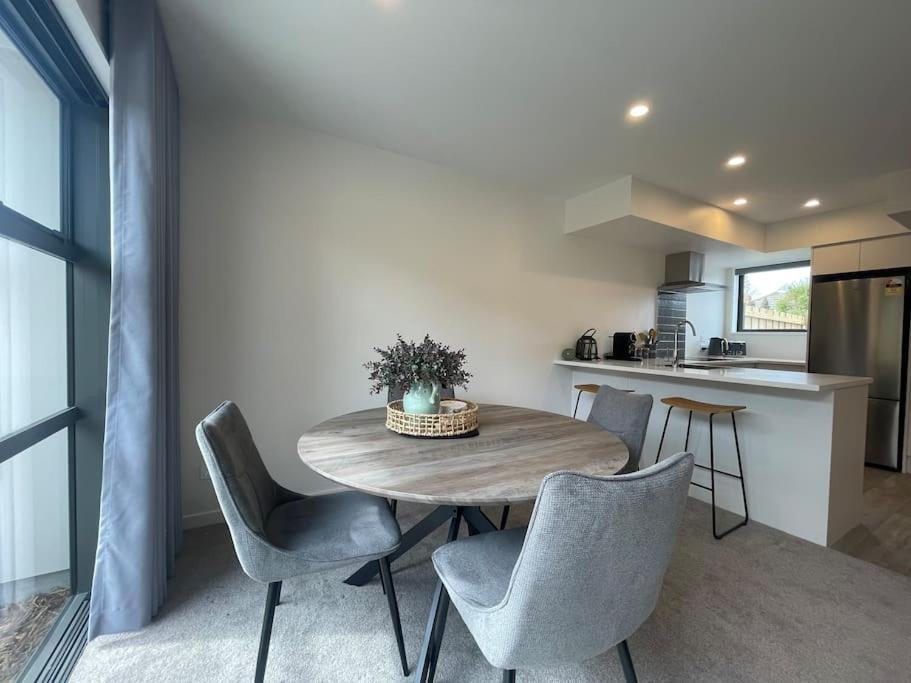 New And Serene Two Bedroom Townhouse Close To Cbd *