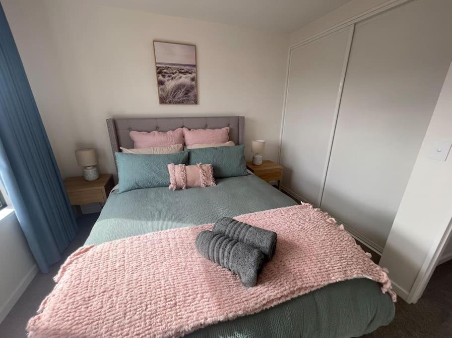 New And Serene Two Bedroom Townhouse Close To Cbd Apartment *