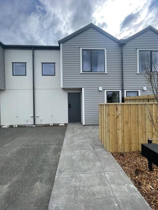 New And Serene Two Bedroom Townhouse Close To Cbd