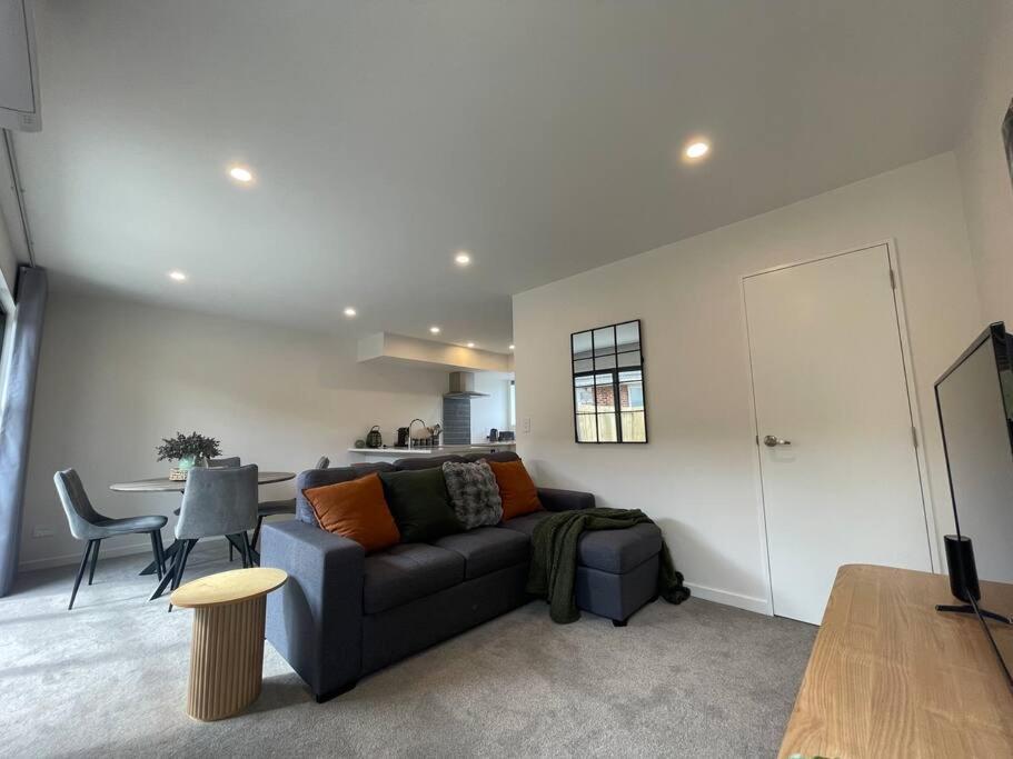 New And Serene Two Bedroom Townhouse Close To Cbd
