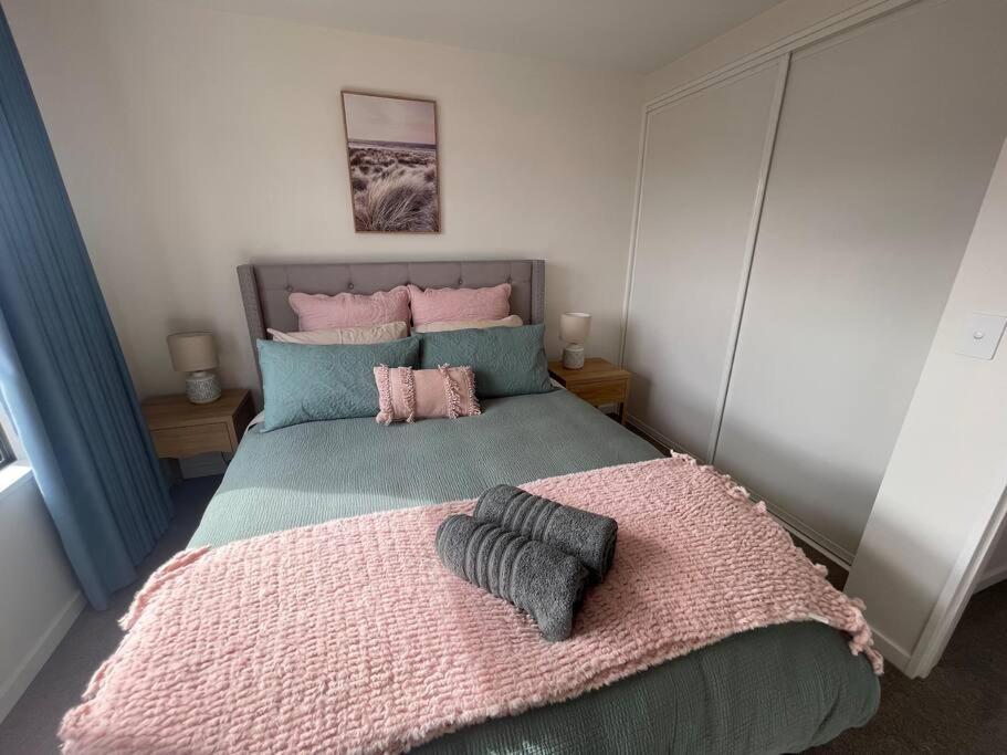 New And Serene Two Bedroom Townhouse Close To Cbd Apartment