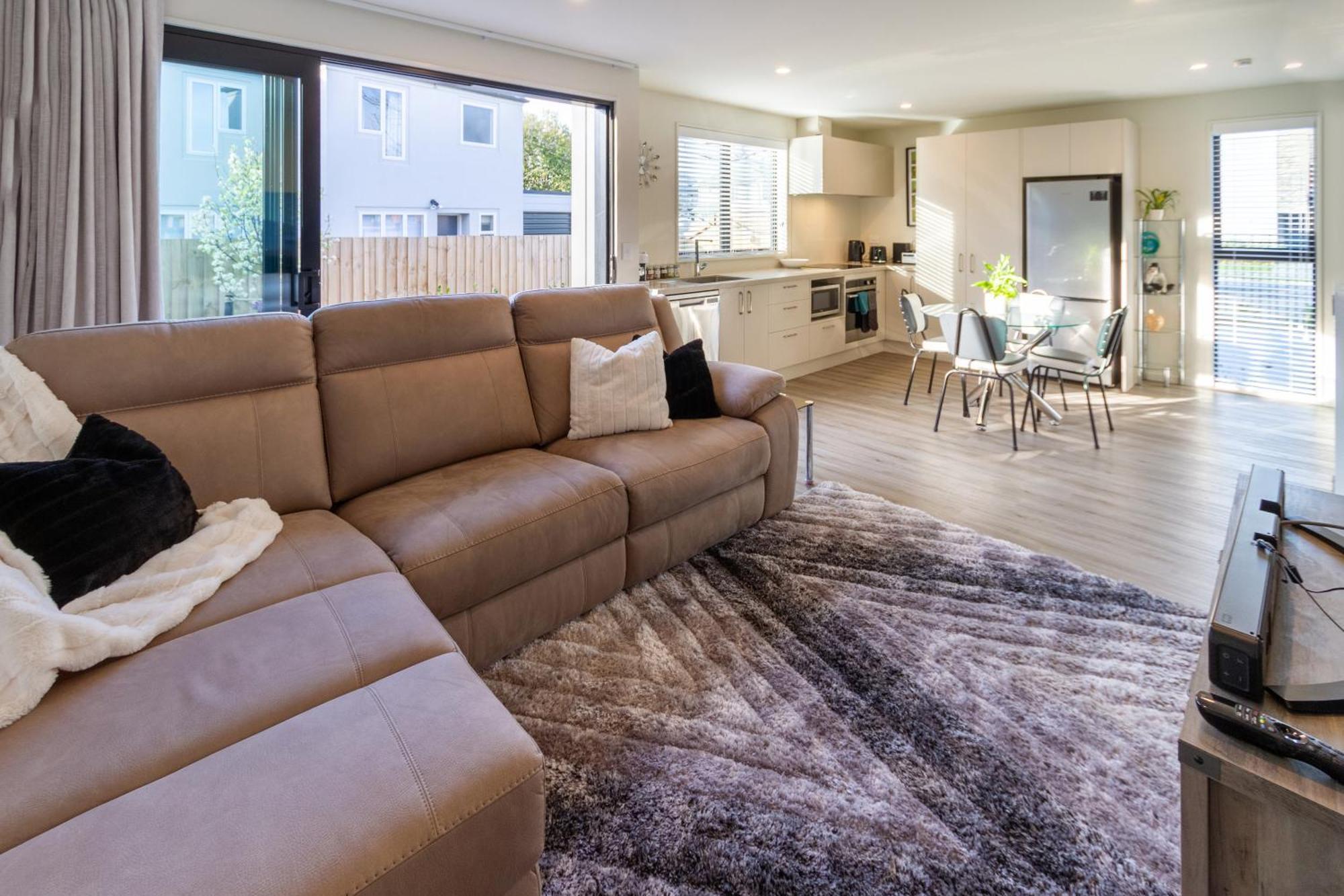 With Car Park, Sunny Deck & 65-inch Tv Apartment Christchurch