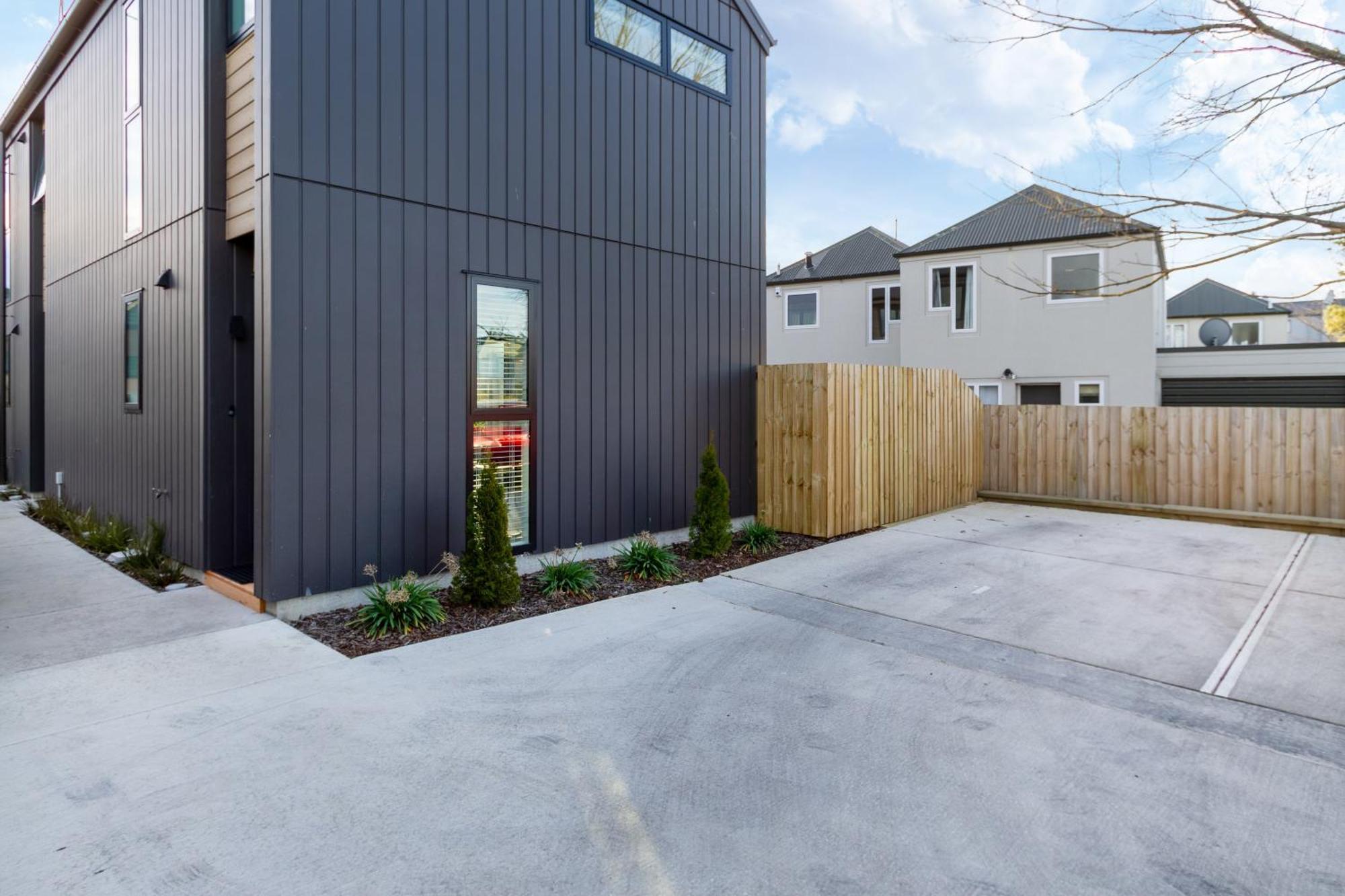 With Car Park, Sunny Deck & 65-inch Tv Apartment Christchurch