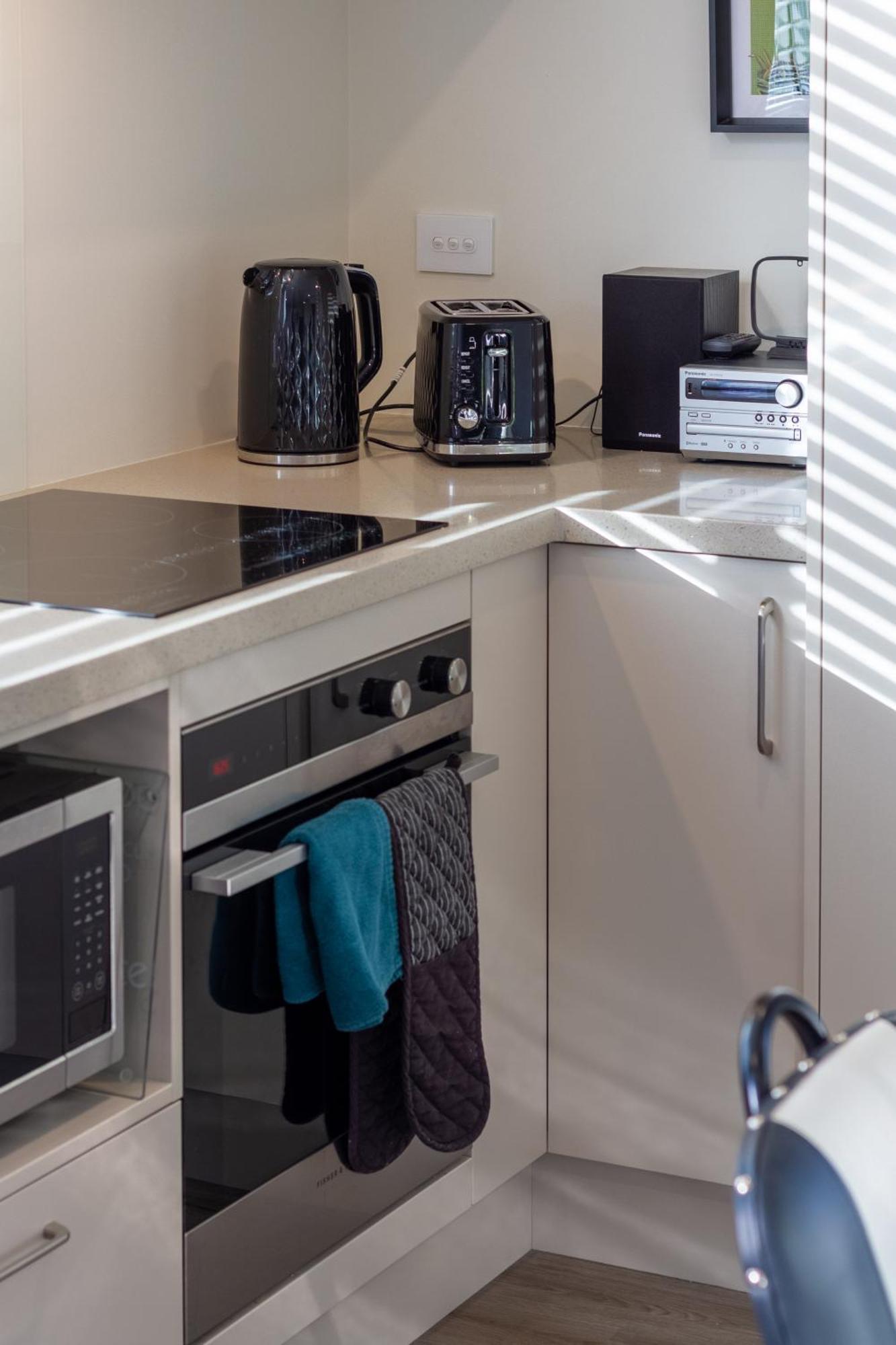 With Car Park, Sunny Deck & 65-inch Tv * Christchurch