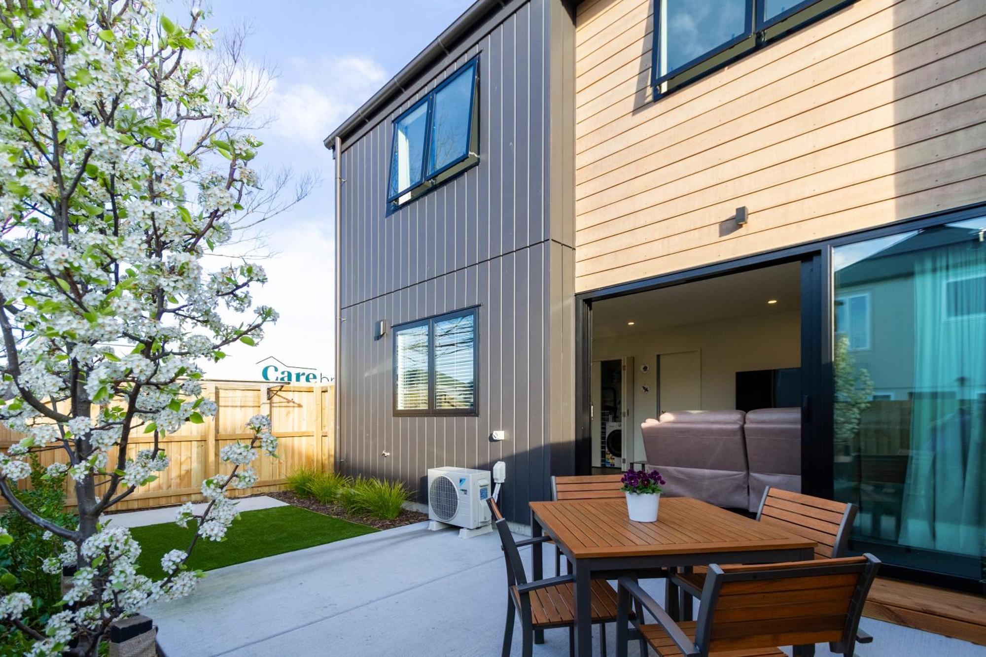 With Car Park, Sunny Deck & 65-inch Tv Apartment Christchurch