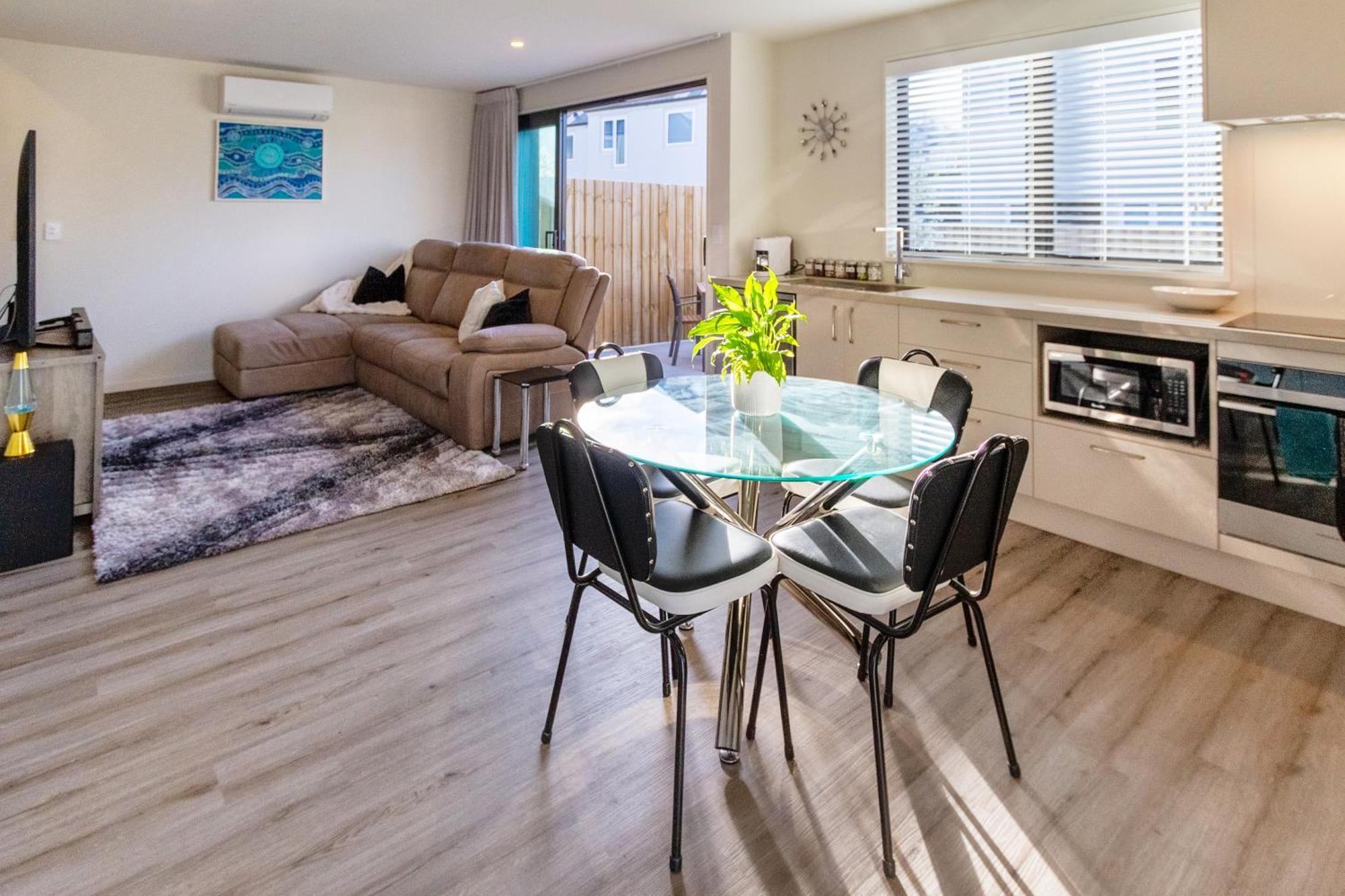Apartment With Car Park, Sunny Deck & 65-inch Tv *