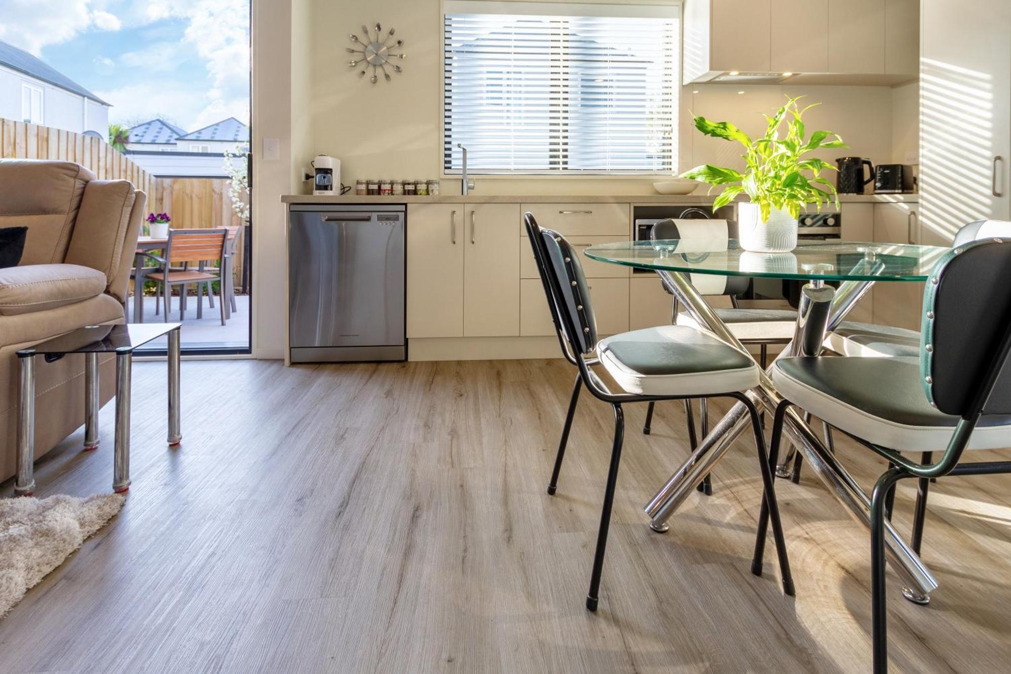 Apartment With Car Park, Sunny Deck & 65-inch Tv Christchurch