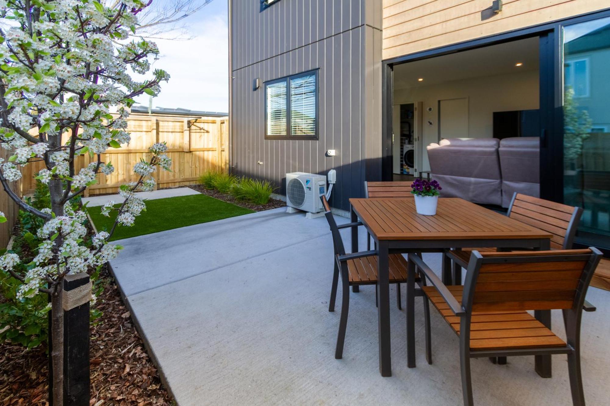 With Car Park, Sunny Deck & 65-inch Tv *