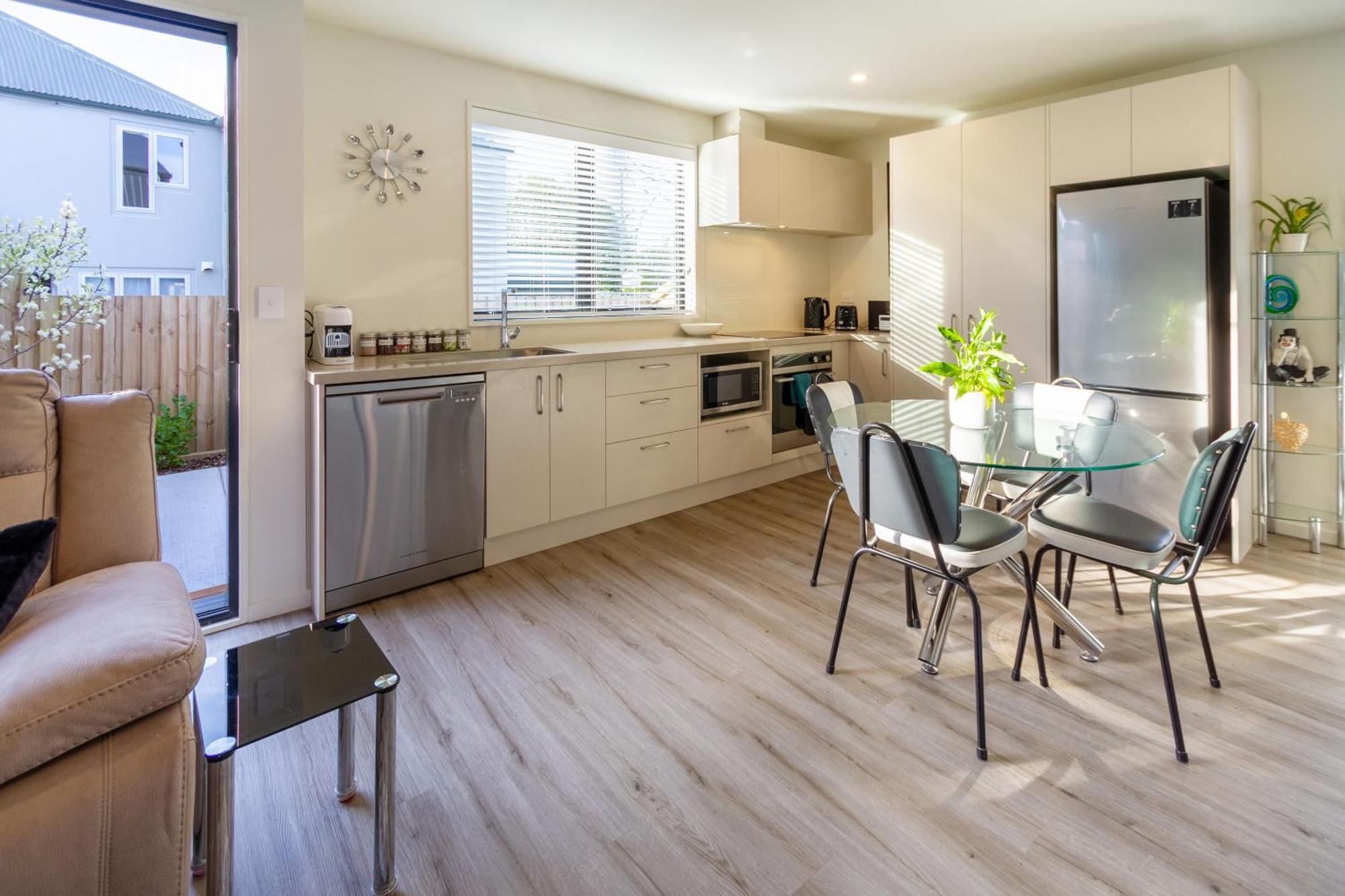 With Car Park, Sunny Deck & 65-inch Tv Christchurch