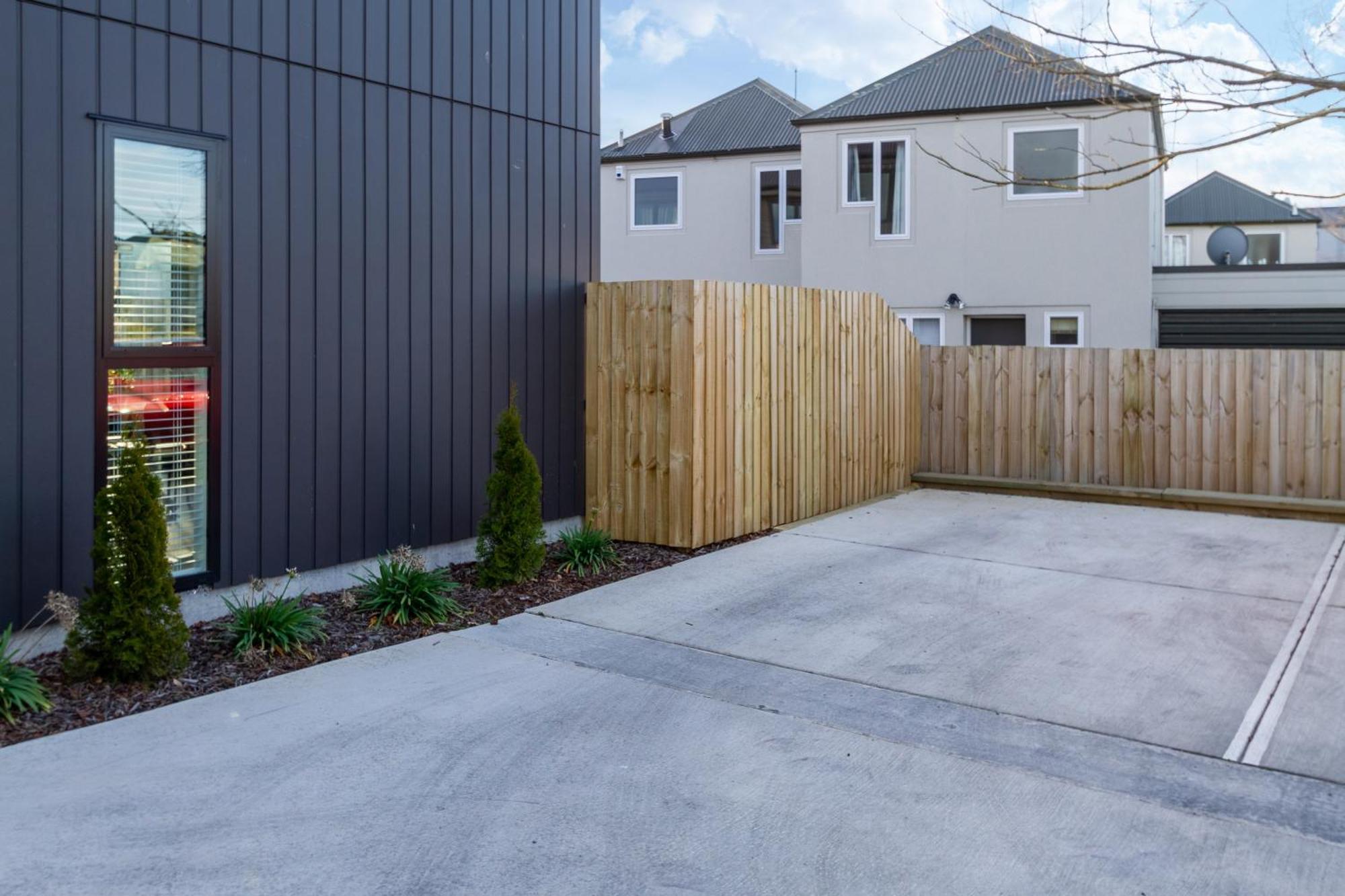 With Car Park, Sunny Deck & 65-inch Tv