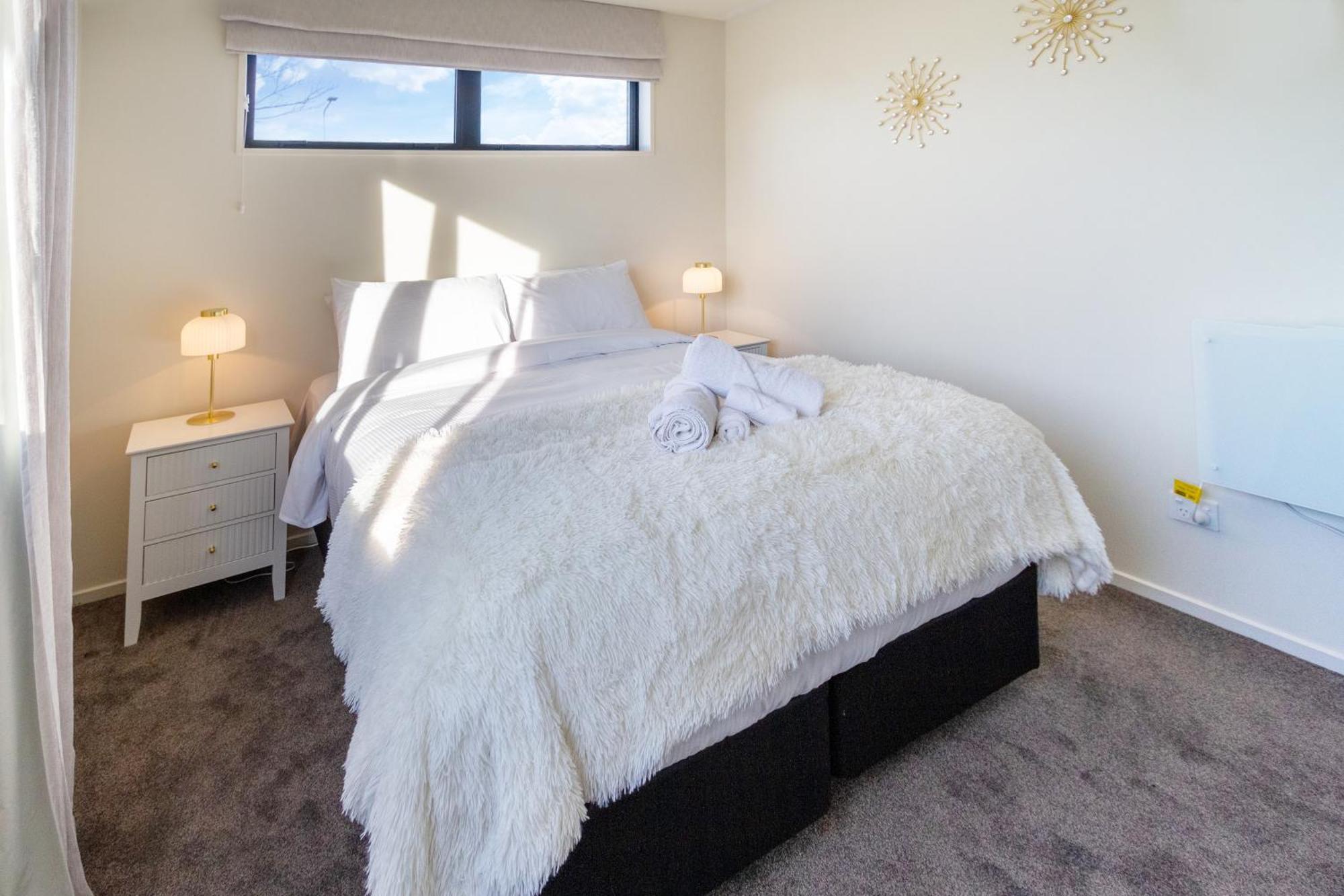 With Car Park, Sunny Deck & 65-inch Tv Apartment