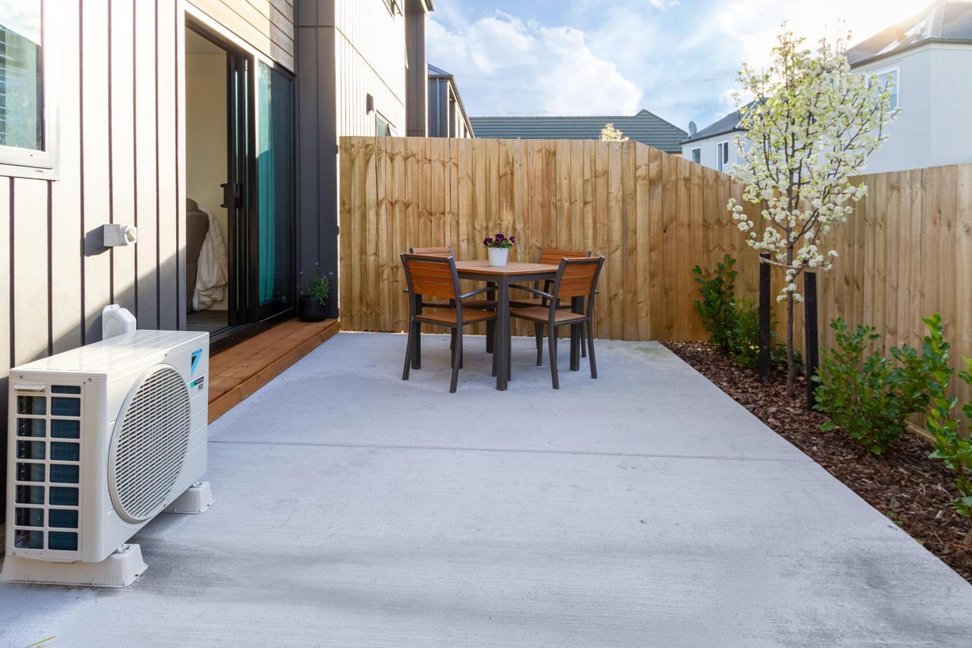 With Car Park, Sunny Deck & 65-inch Tv * Christchurch