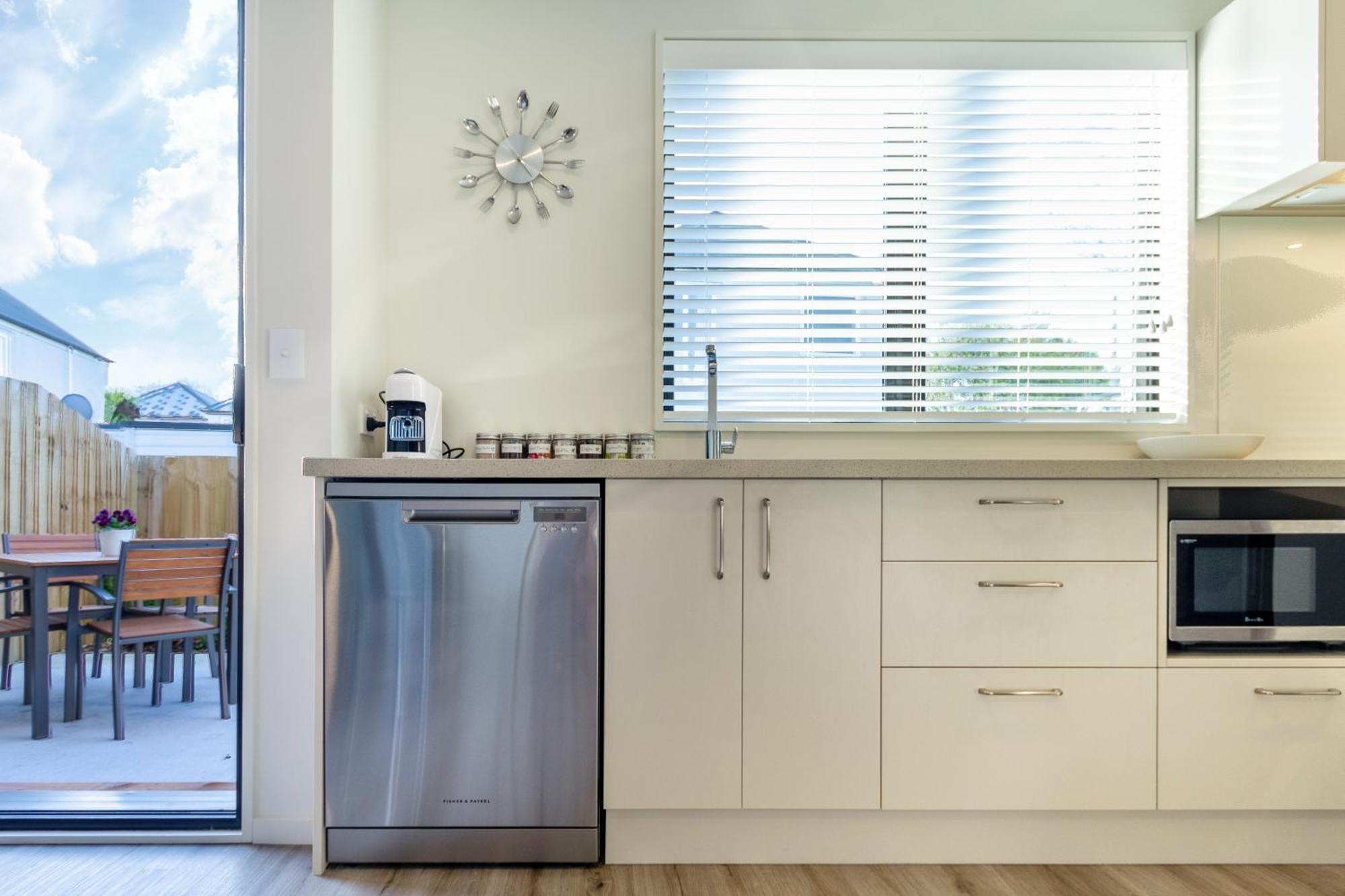 Apartment With Car Park, Sunny Deck & 65-inch Tv *