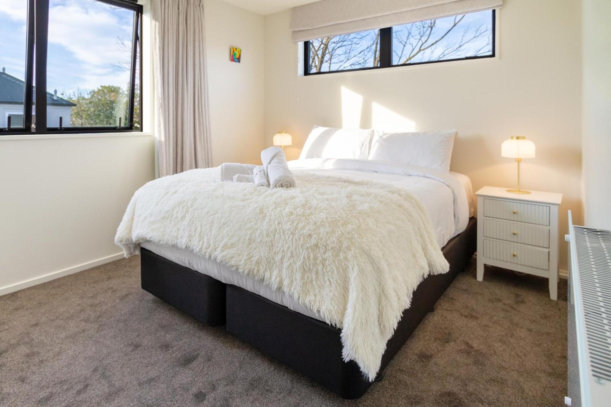 With Car Park, Sunny Deck & 65-inch Tv Apartment