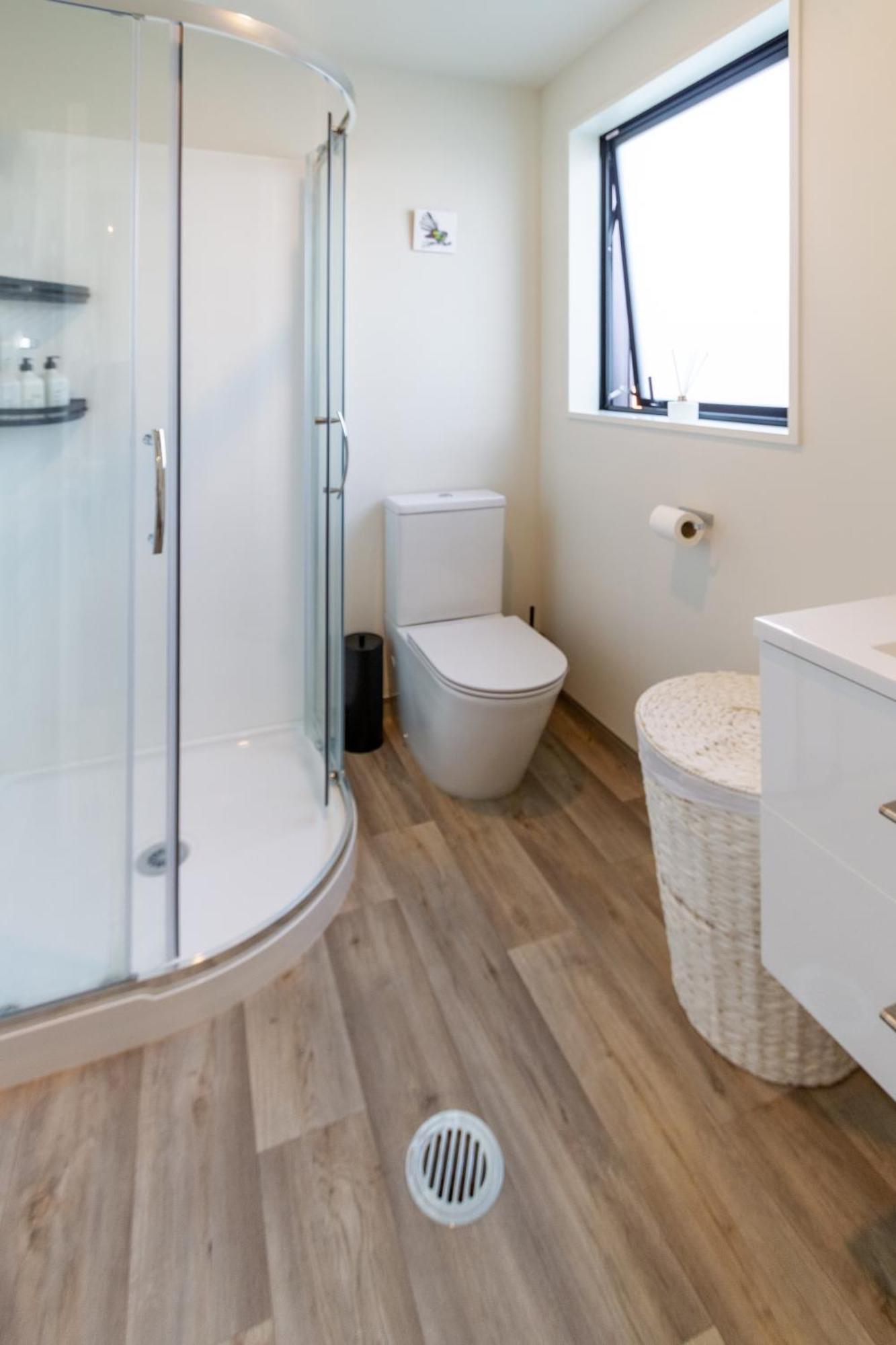 With Car Park, Sunny Deck & 65-inch Tv Apartment *