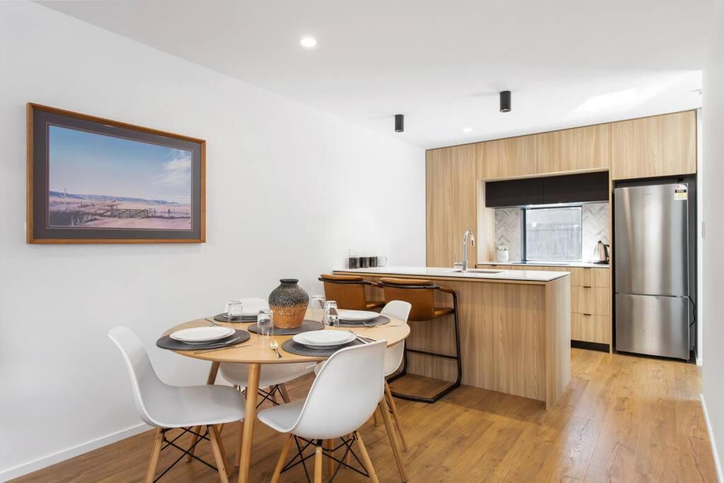Spacious Retreat, Sleeps 6, Handy Location, Garage *